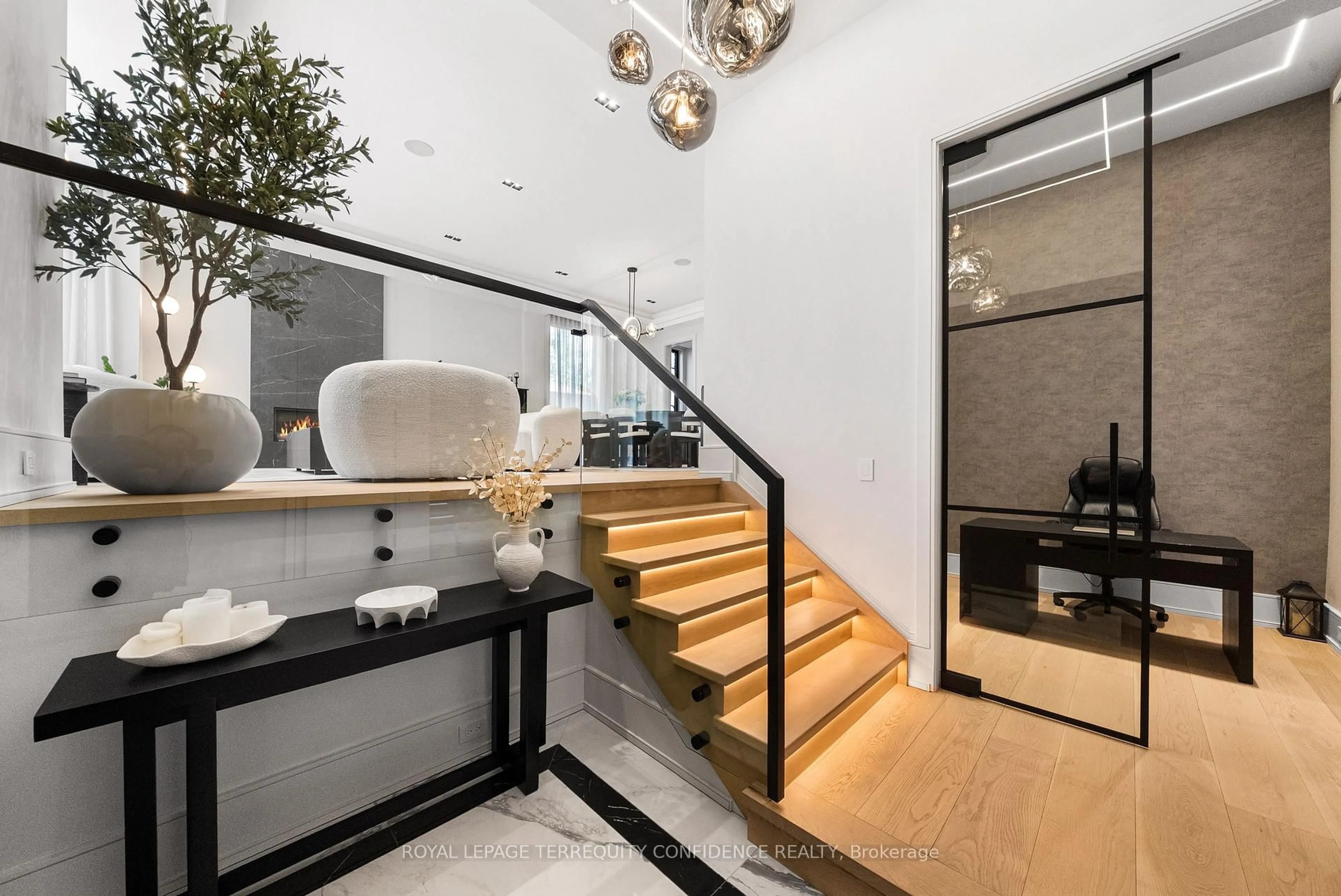 Indoor foyer for 35 Nipigon Ave, Toronto Ontario M2M 2V7