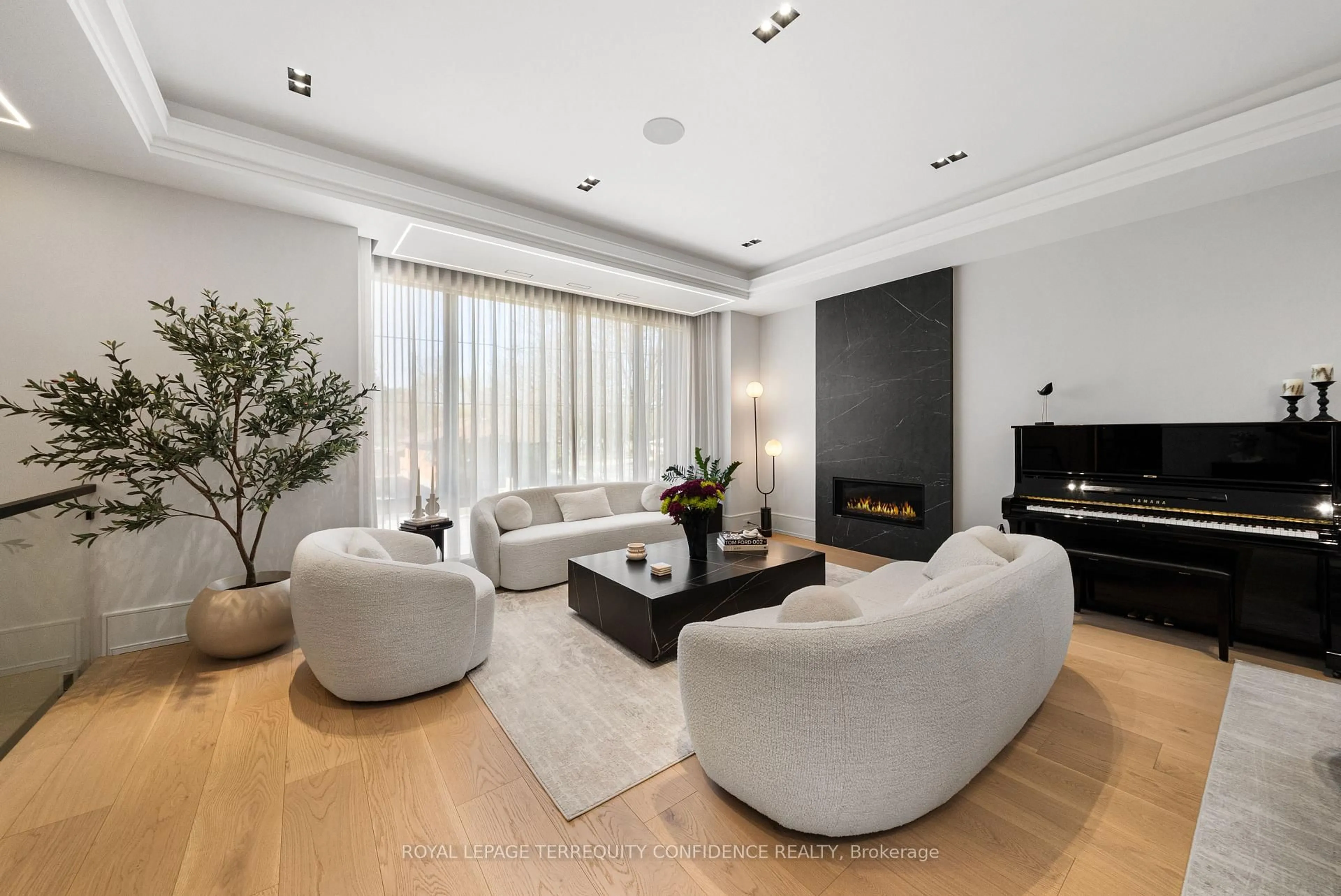 Living room with furniture, unknown for 35 Nipigon Ave, Toronto Ontario M2M 2V7