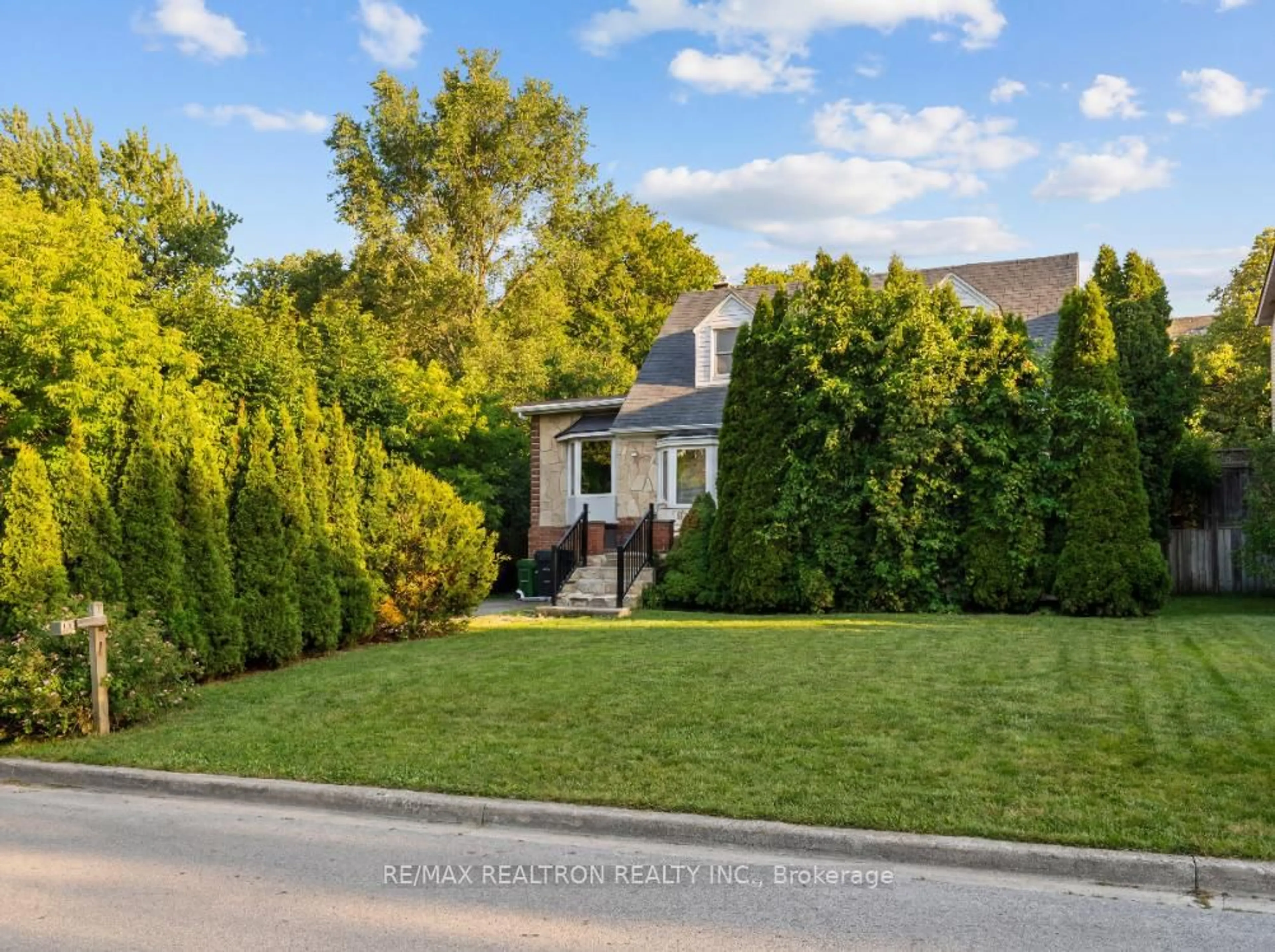 A pic from outside/outdoor area/front of a property/back of a property/a pic from drone, street for 47 Dromore Cres, Toronto Ontario M2R 2H4