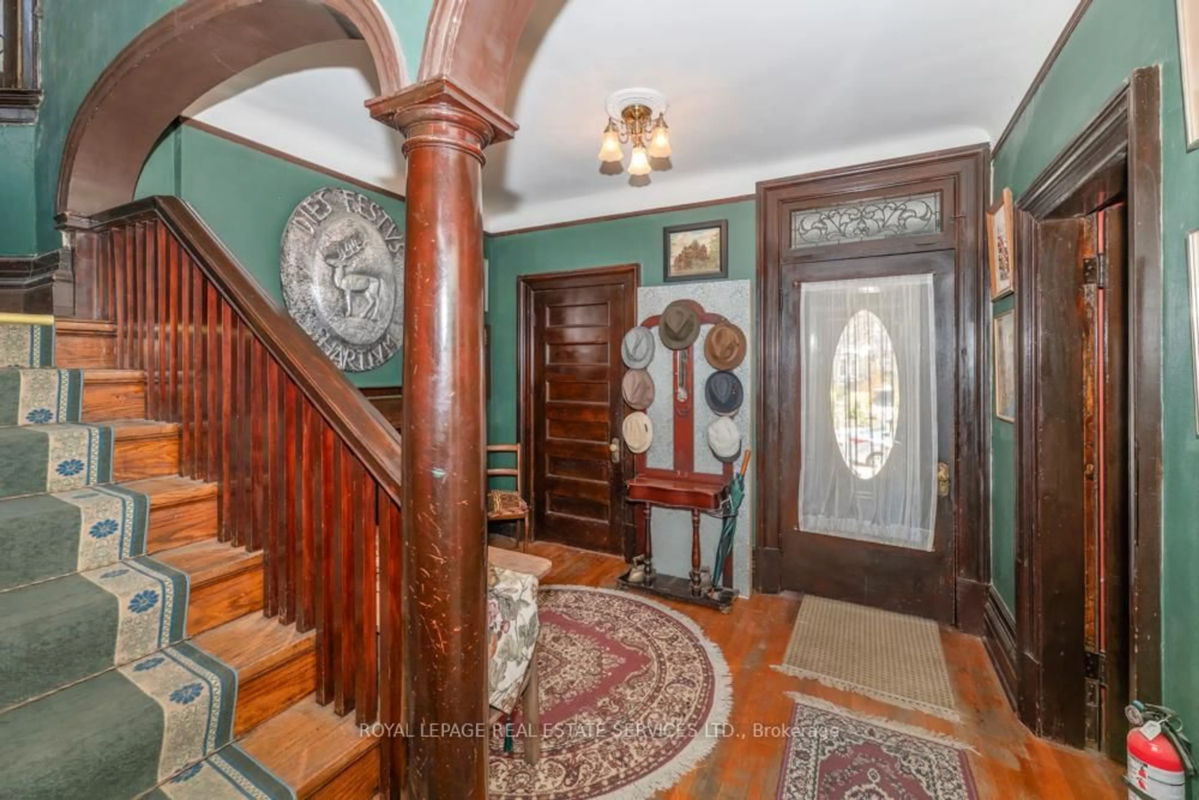 Indoor foyer for 460 Palmerston Blvd, Toronto Ontario M6G 2P1