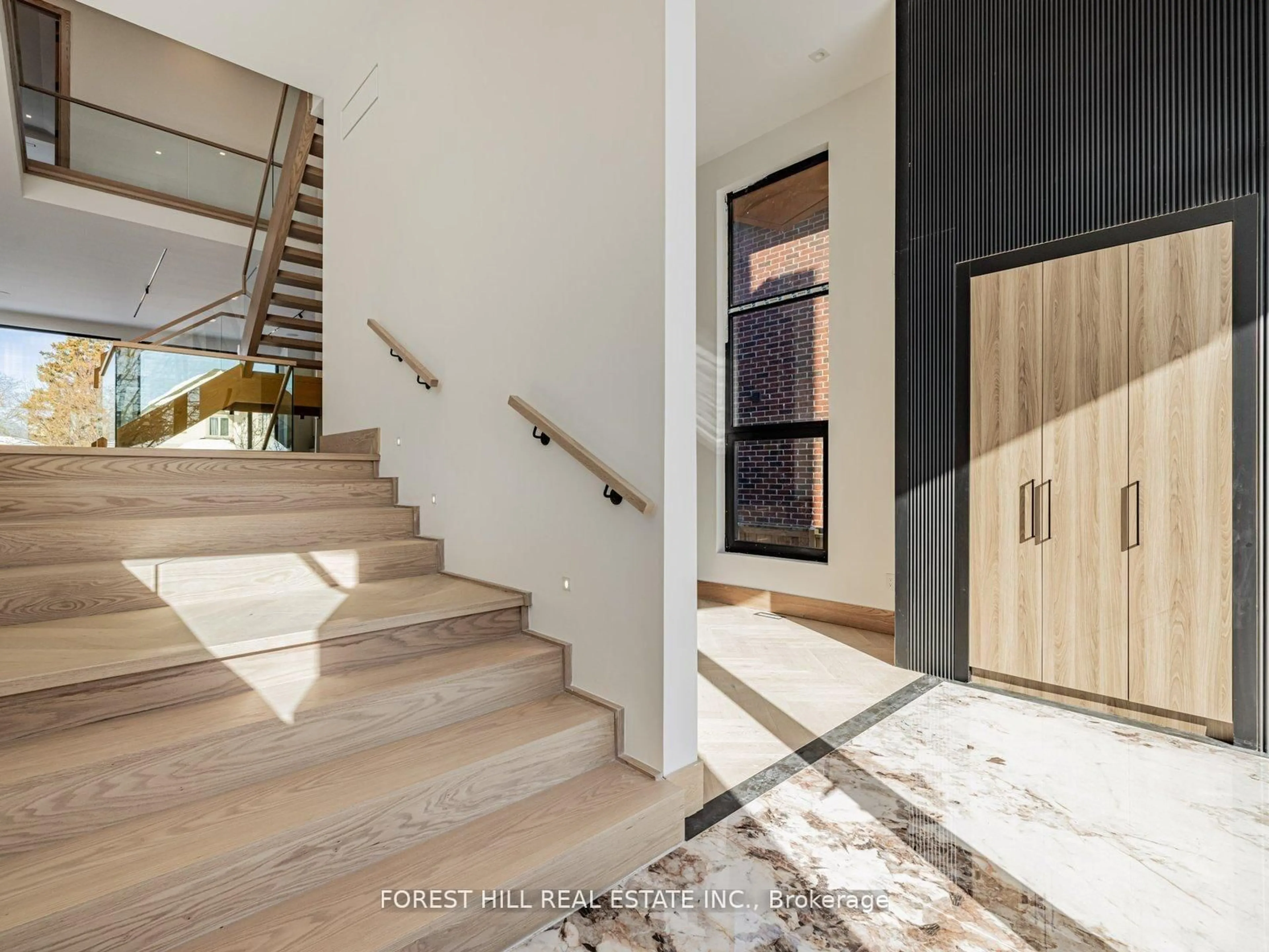 Indoor entryway for 492 Hounslow Ave, Toronto Ontario M2R 1J2