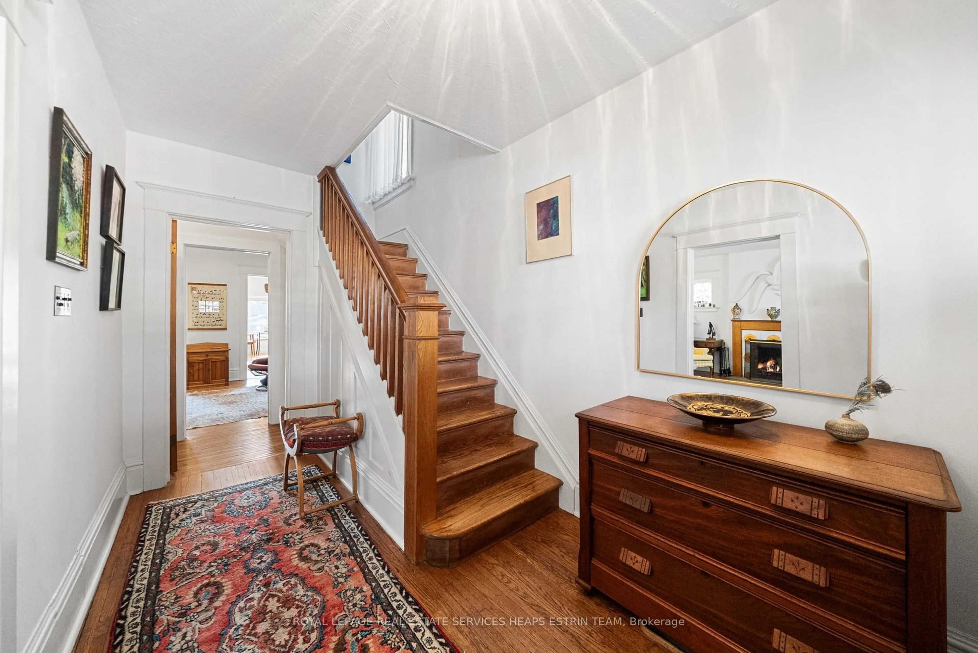 Indoor foyer for 32 Belcourt Rd, Toronto Ontario M4S 2T9