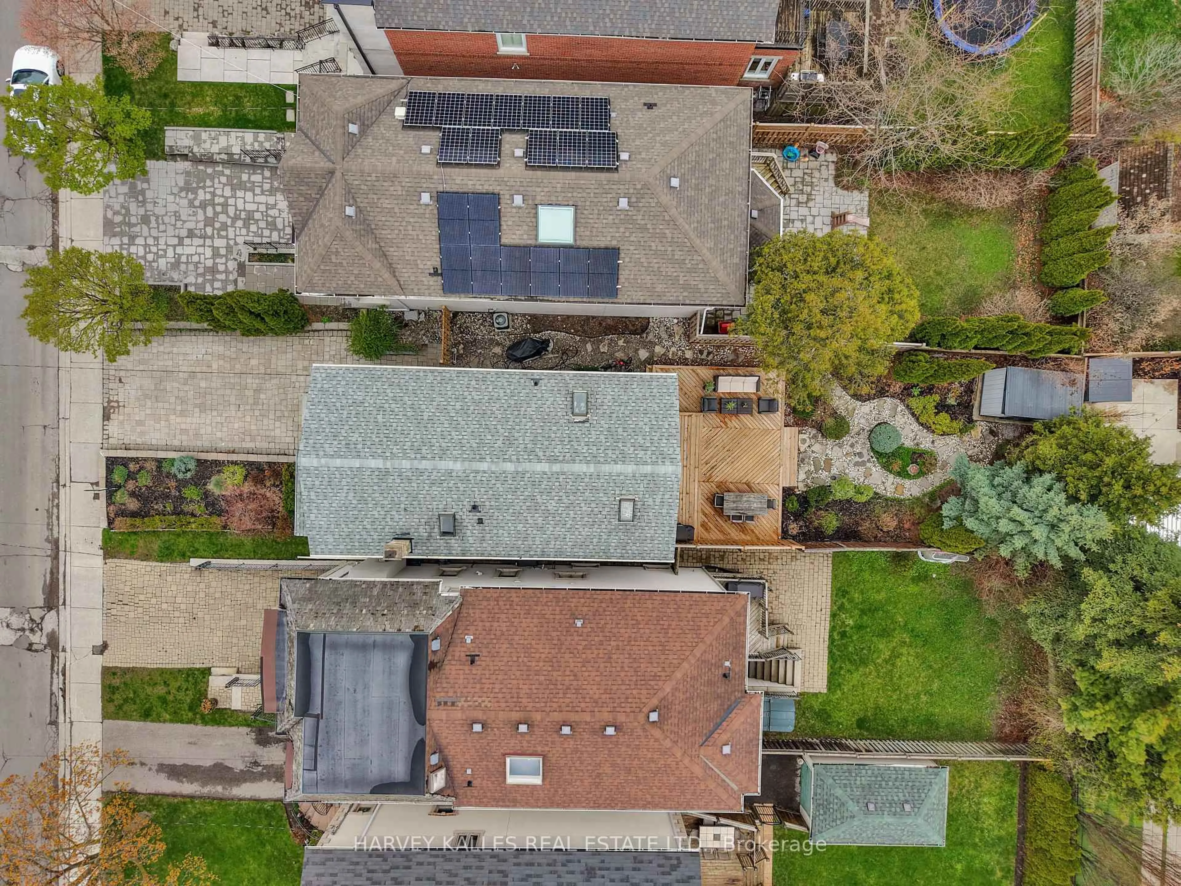 A pic from outside/outdoor area/front of a property/back of a property/a pic from drone, street for 204 Brooke Ave, Toronto Ontario M5M 2K6