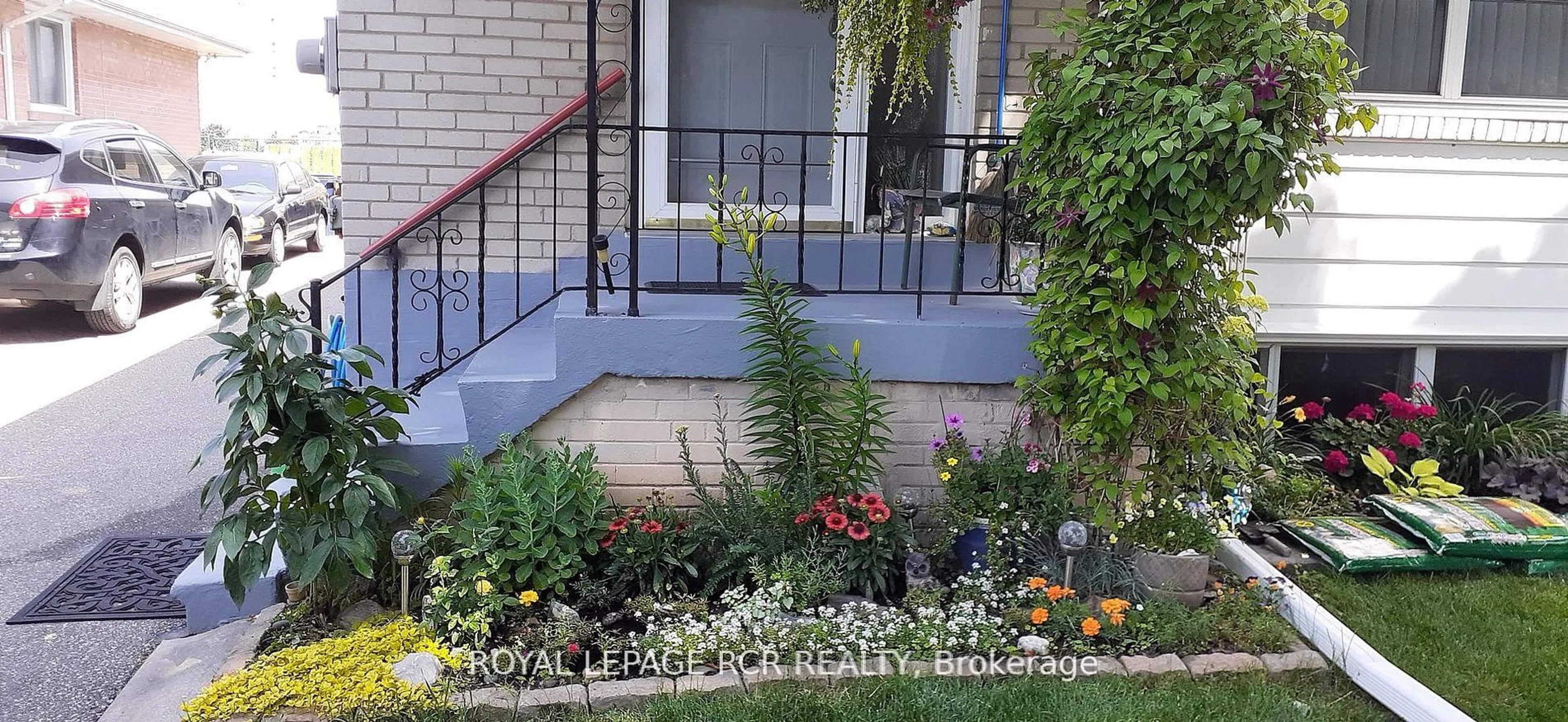 Patio, street for 6 Ailsa Craig Crt, Toronto Ontario M2R 2B8