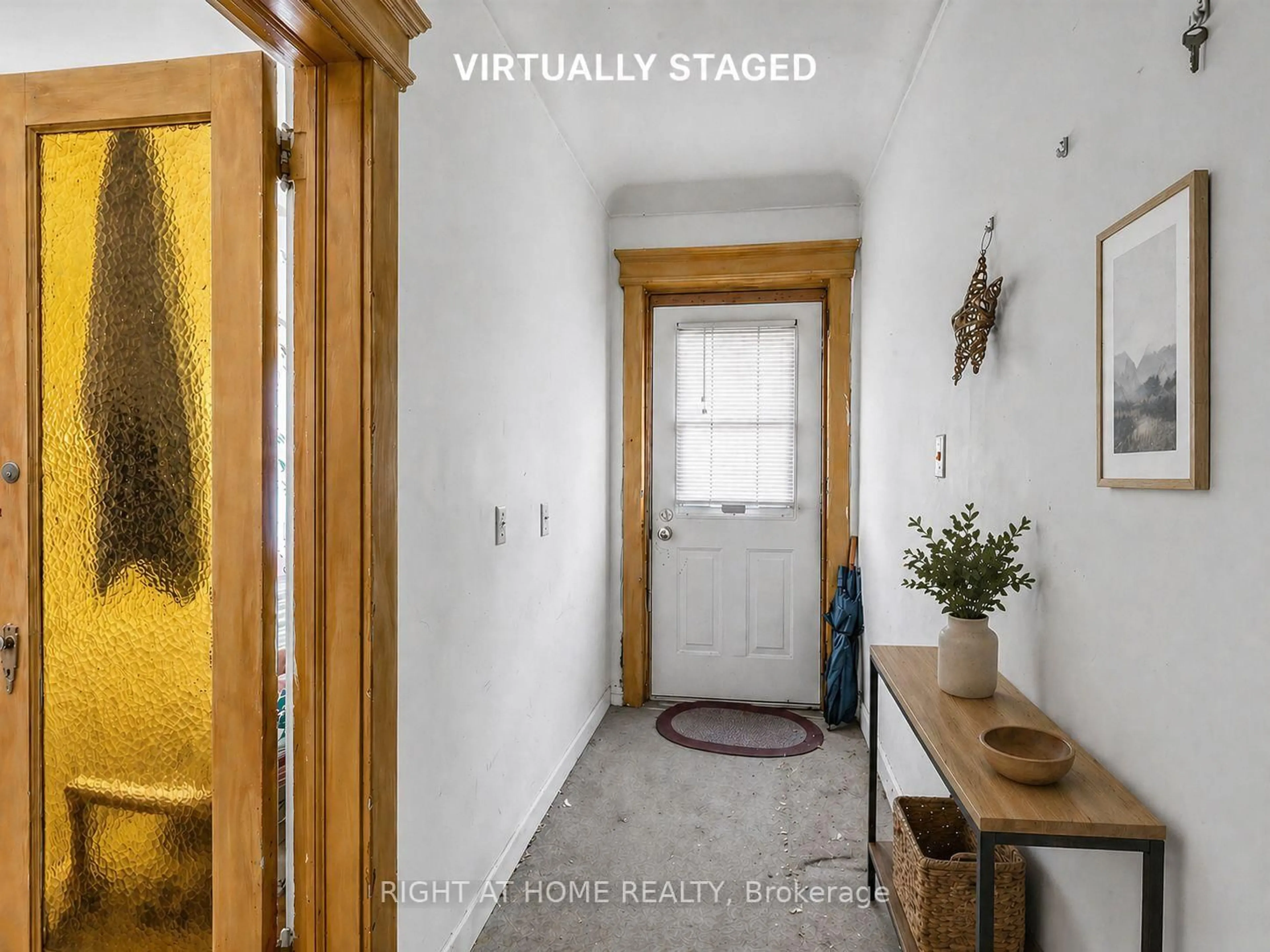 Indoor entryway for 284 Grace St, Toronto Ontario M6G 3A6