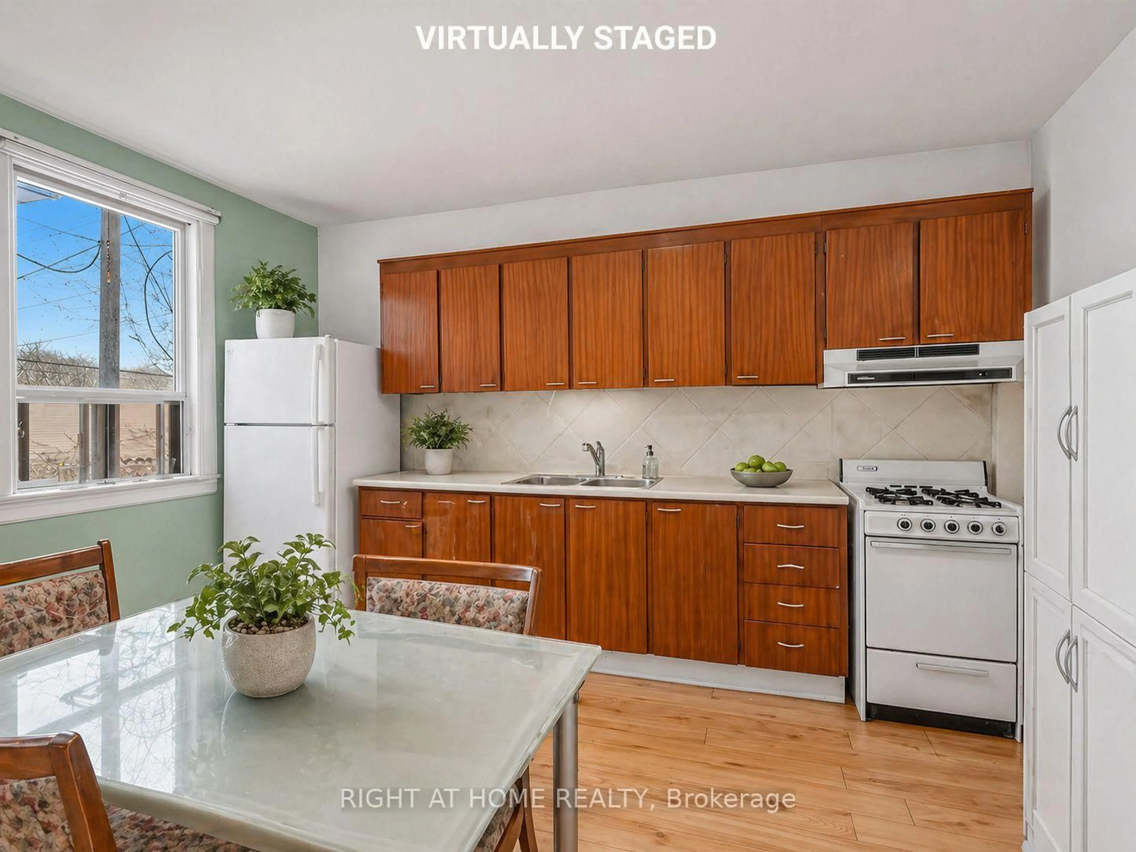 Standard kitchen, unknown for 284 Grace St, Toronto Ontario M6G 3A6