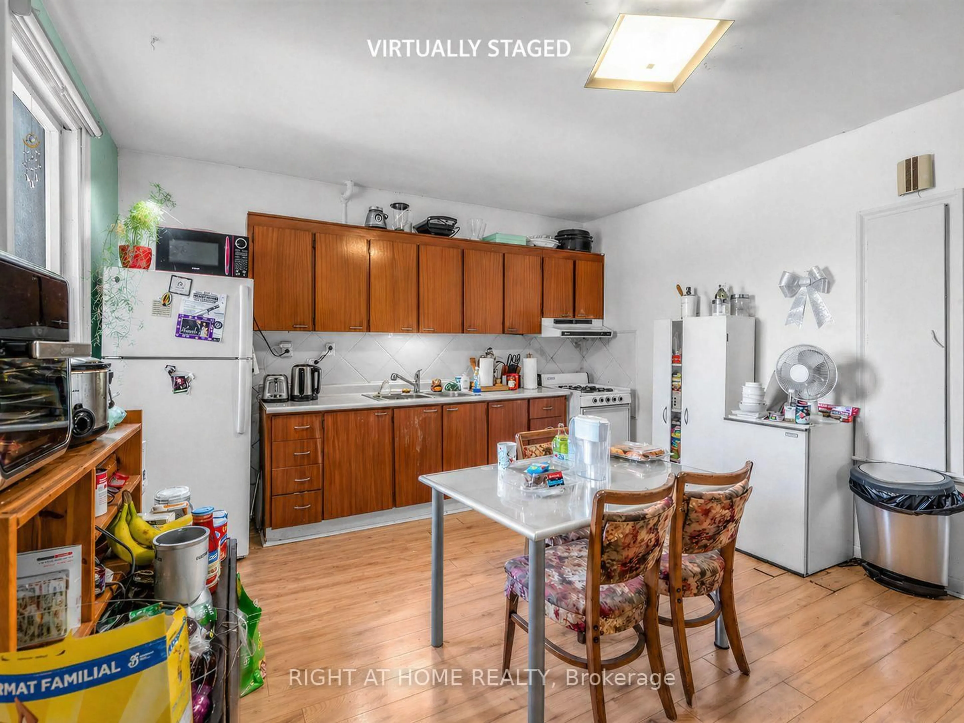 Standard kitchen, unknown for 284 Grace St, Toronto Ontario M6G 3A6