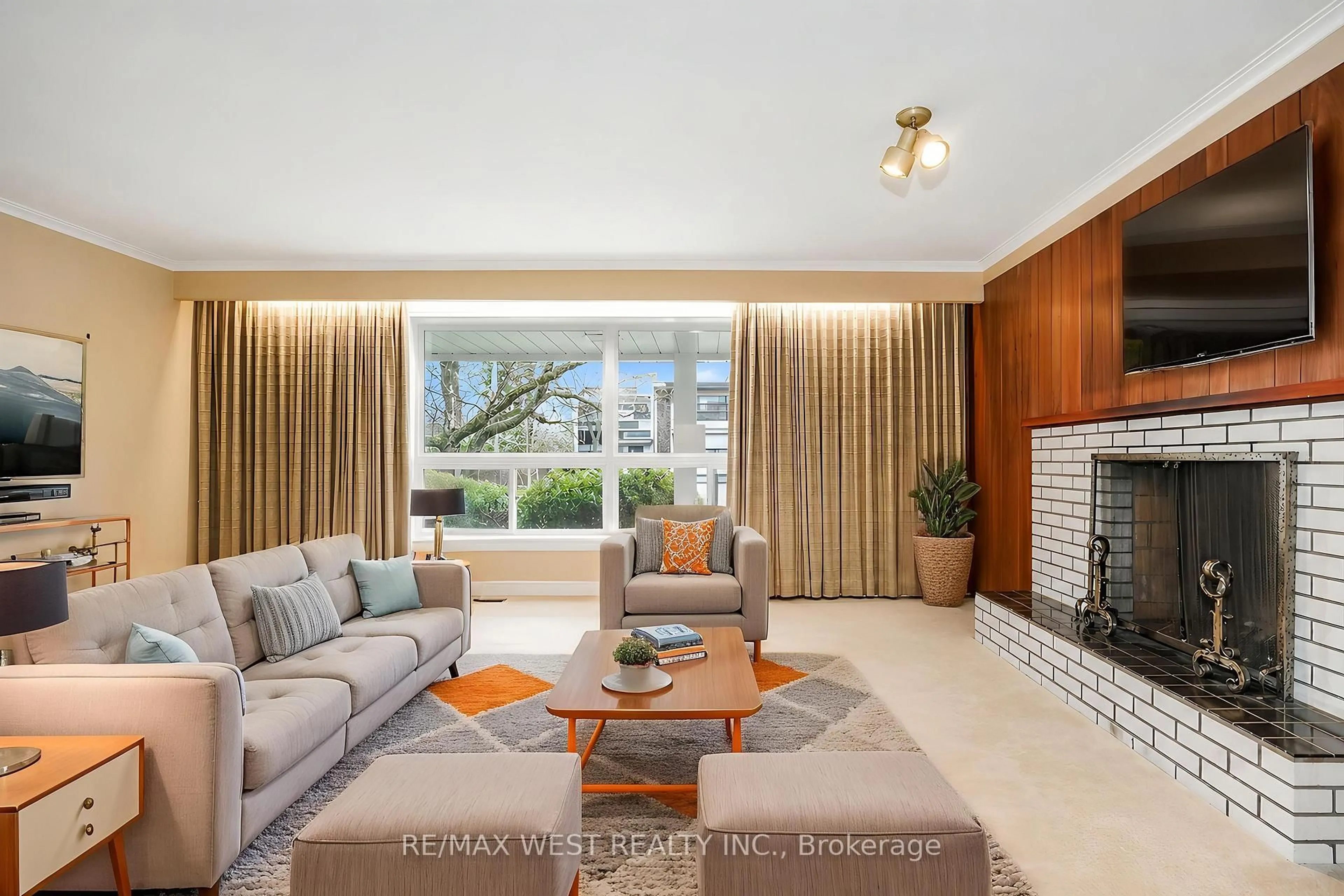 Living room with furniture, unknown for 51 Bannatyne Dr, Toronto Ontario M2L 2P2