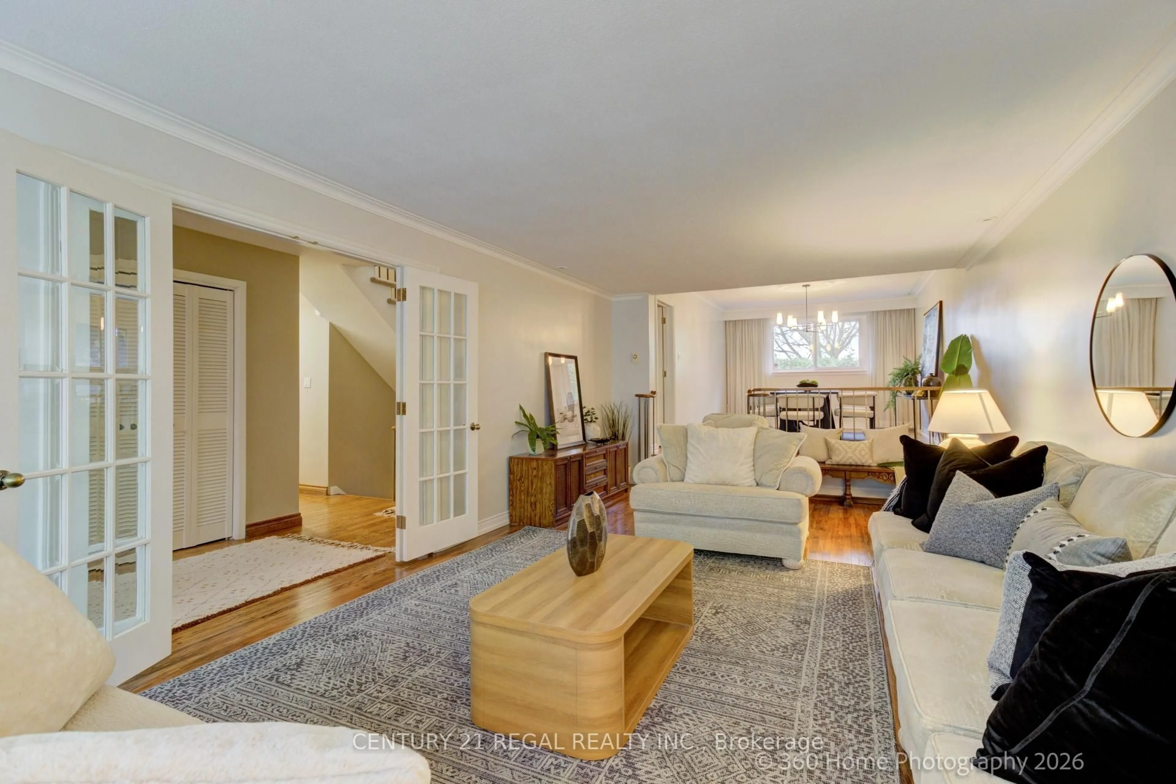 Living room with furniture, wood/laminate floor for 59 Beveridge Dr, Toronto Ontario M3A 1P1