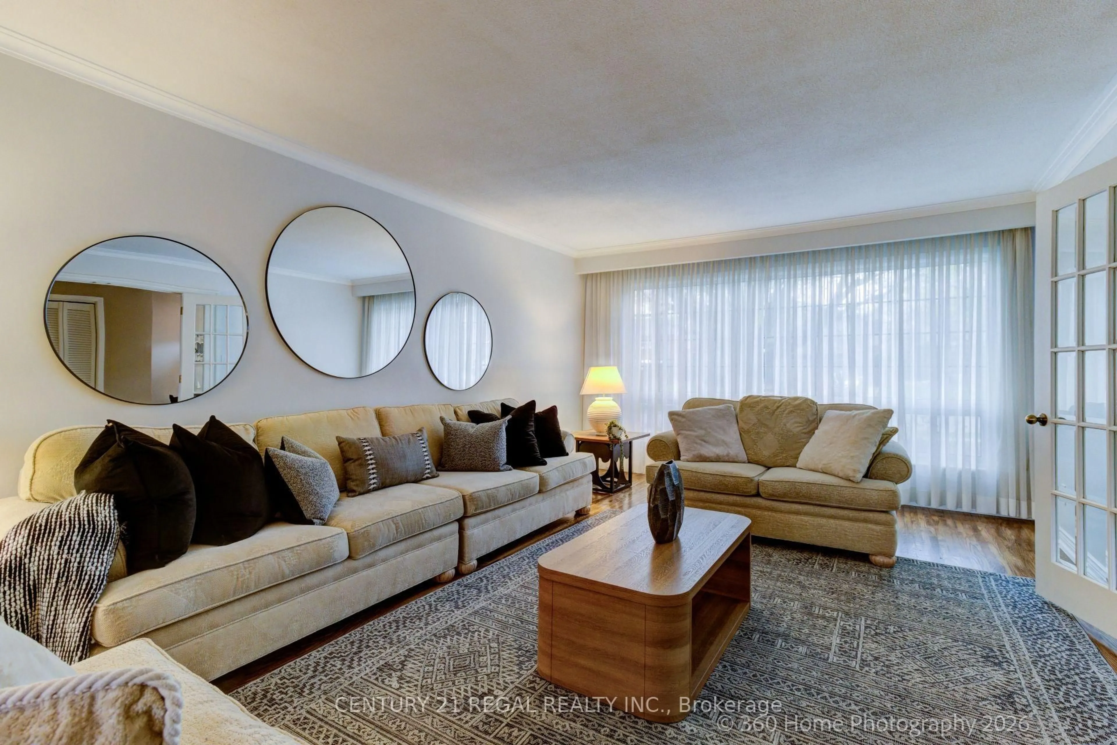 Living room with furniture, carpet floor for 59 Beveridge Dr, Toronto Ontario M3A 1P1