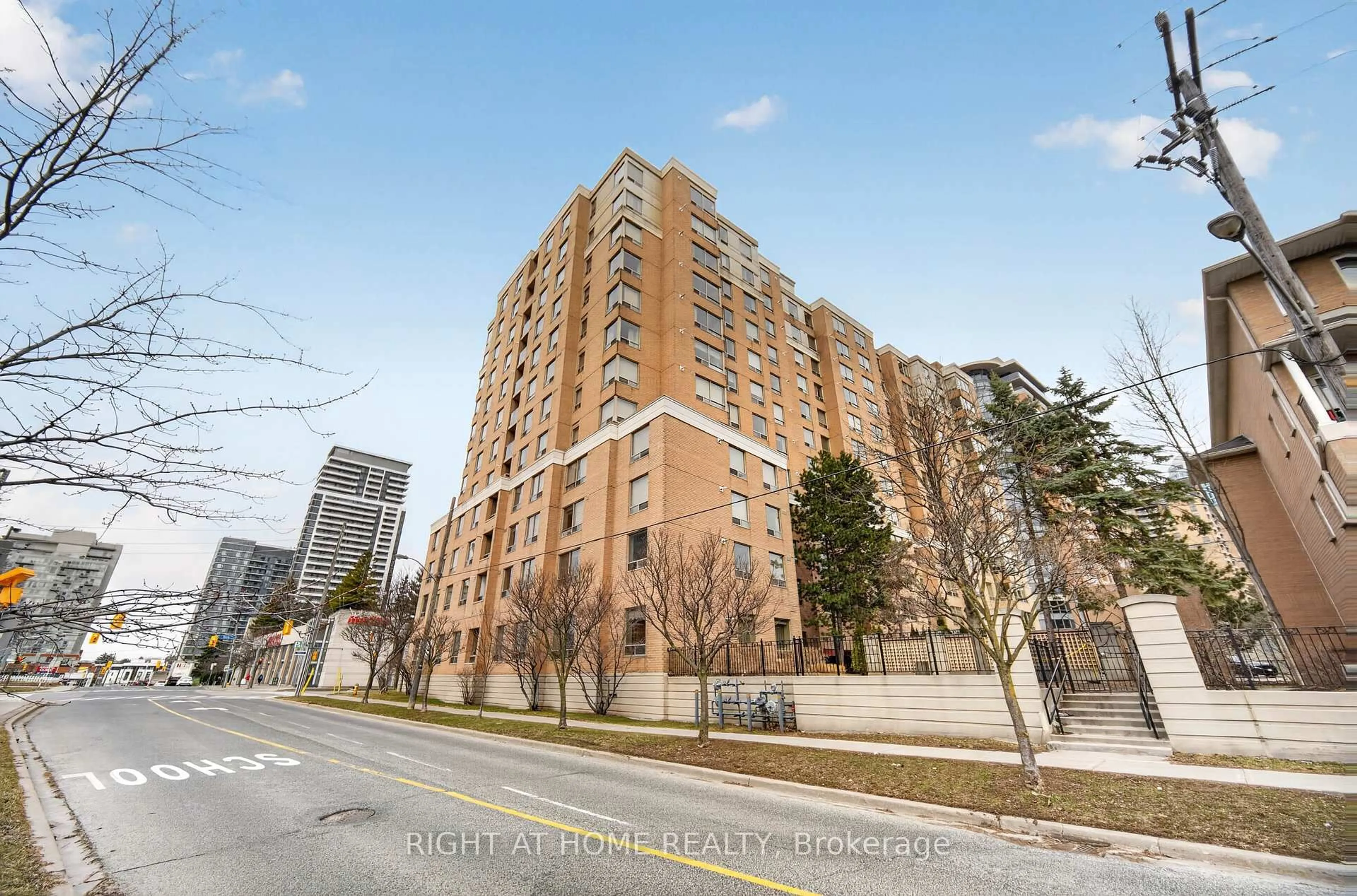 A pic from outside/outdoor area/front of a property/back of a property/a pic from drone, street for 88 Grandview Way #905, Toronto Ontario M2N 6V6