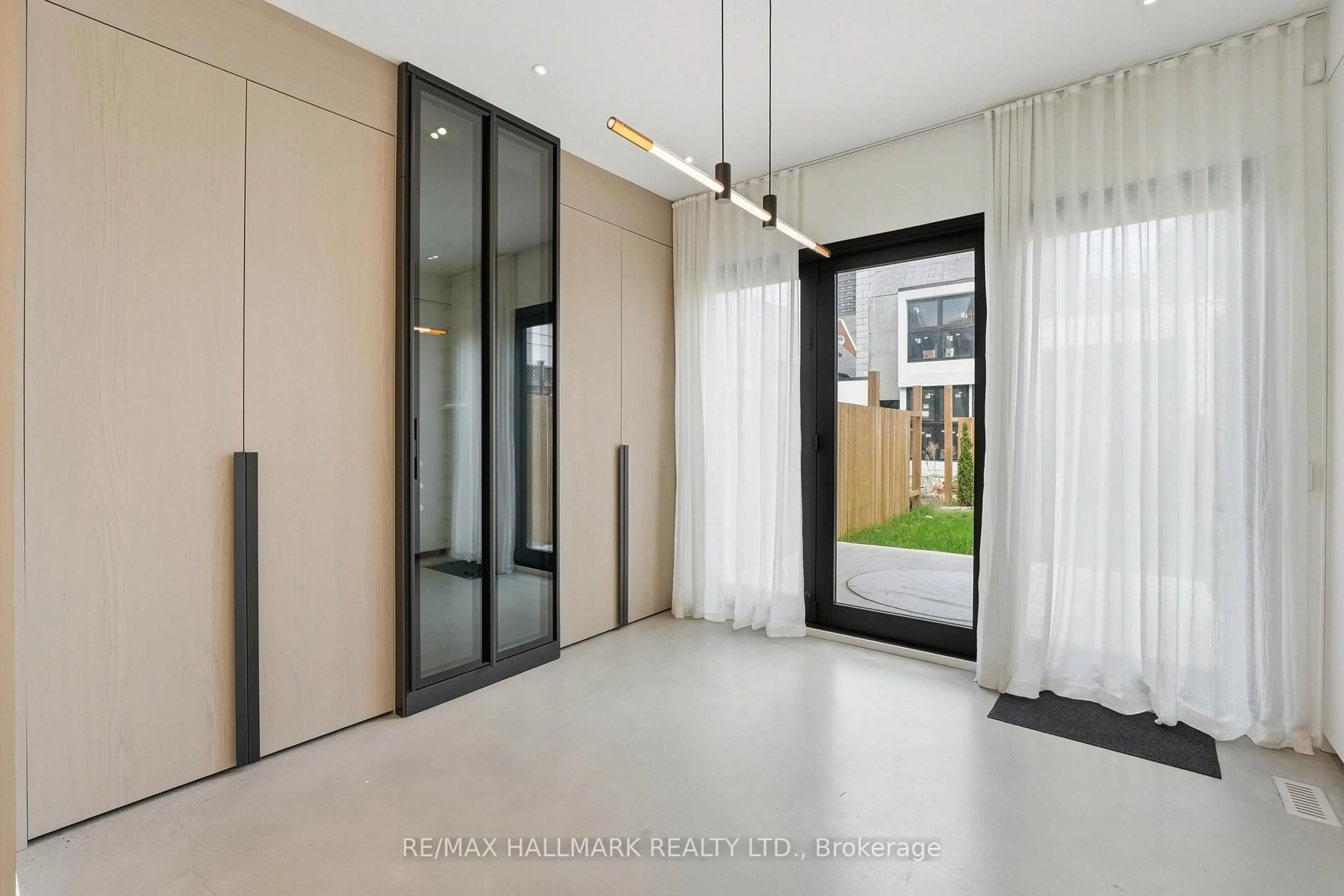 Indoor entryway for 48 Shaftesbury Ave, Toronto Ontario M4T 1A2