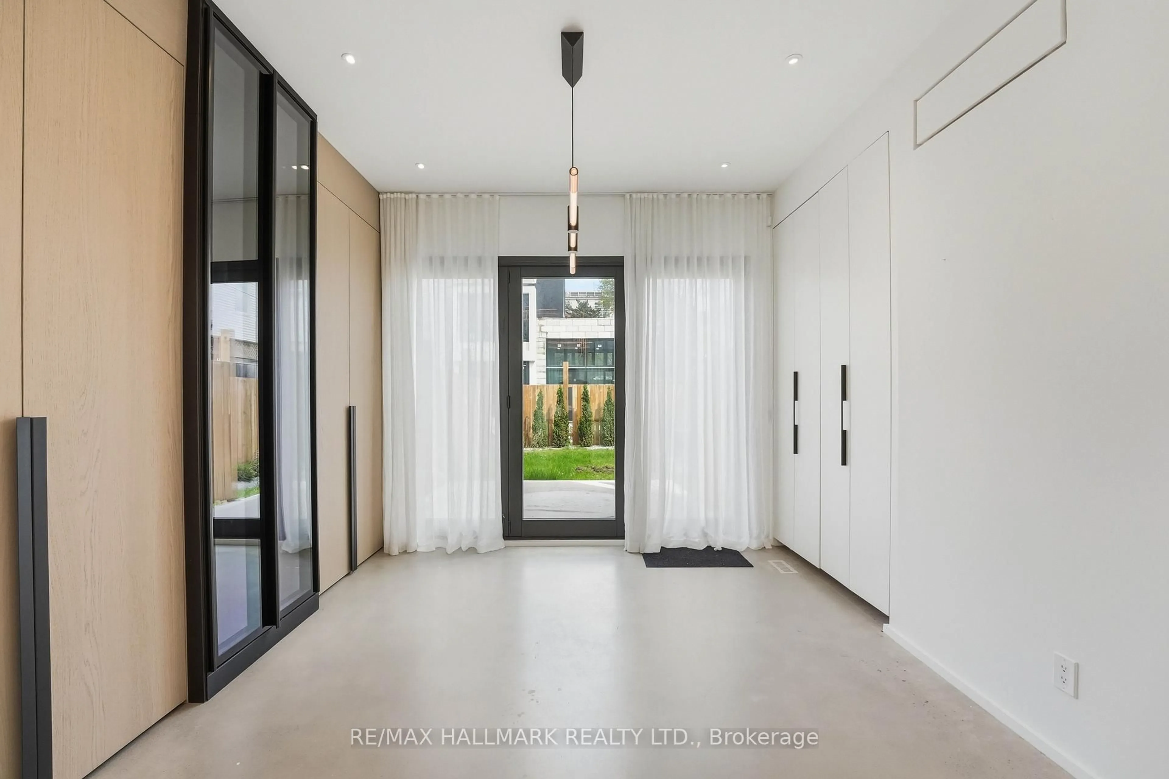 Indoor foyer for 48 Shaftesbury Ave, Toronto Ontario M4T 1A2