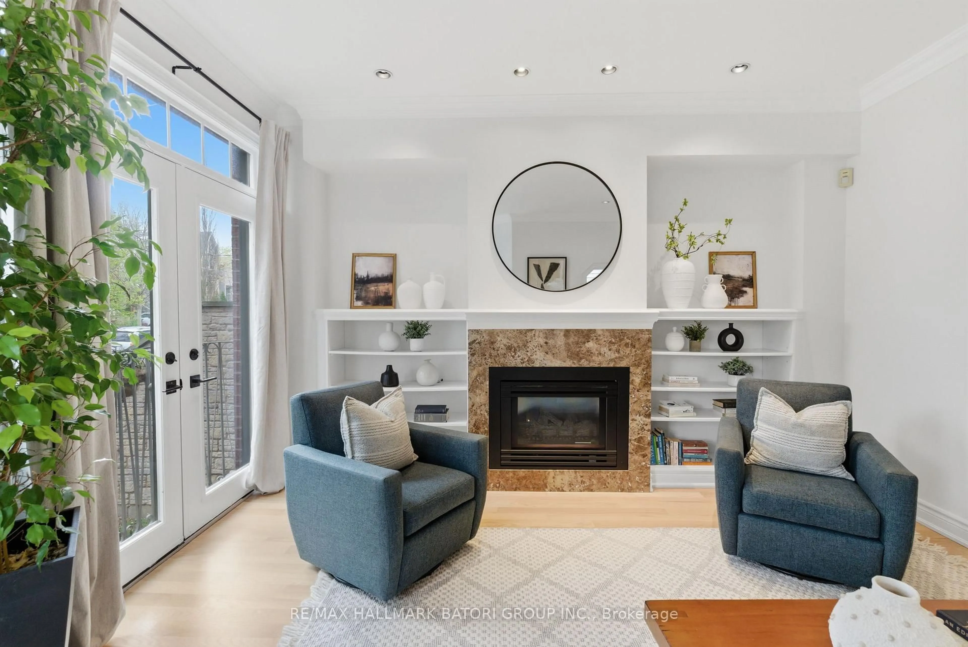 Living room with furniture, unknown for 214 Ranleigh Ave, Toronto Ontario M4N 1X4