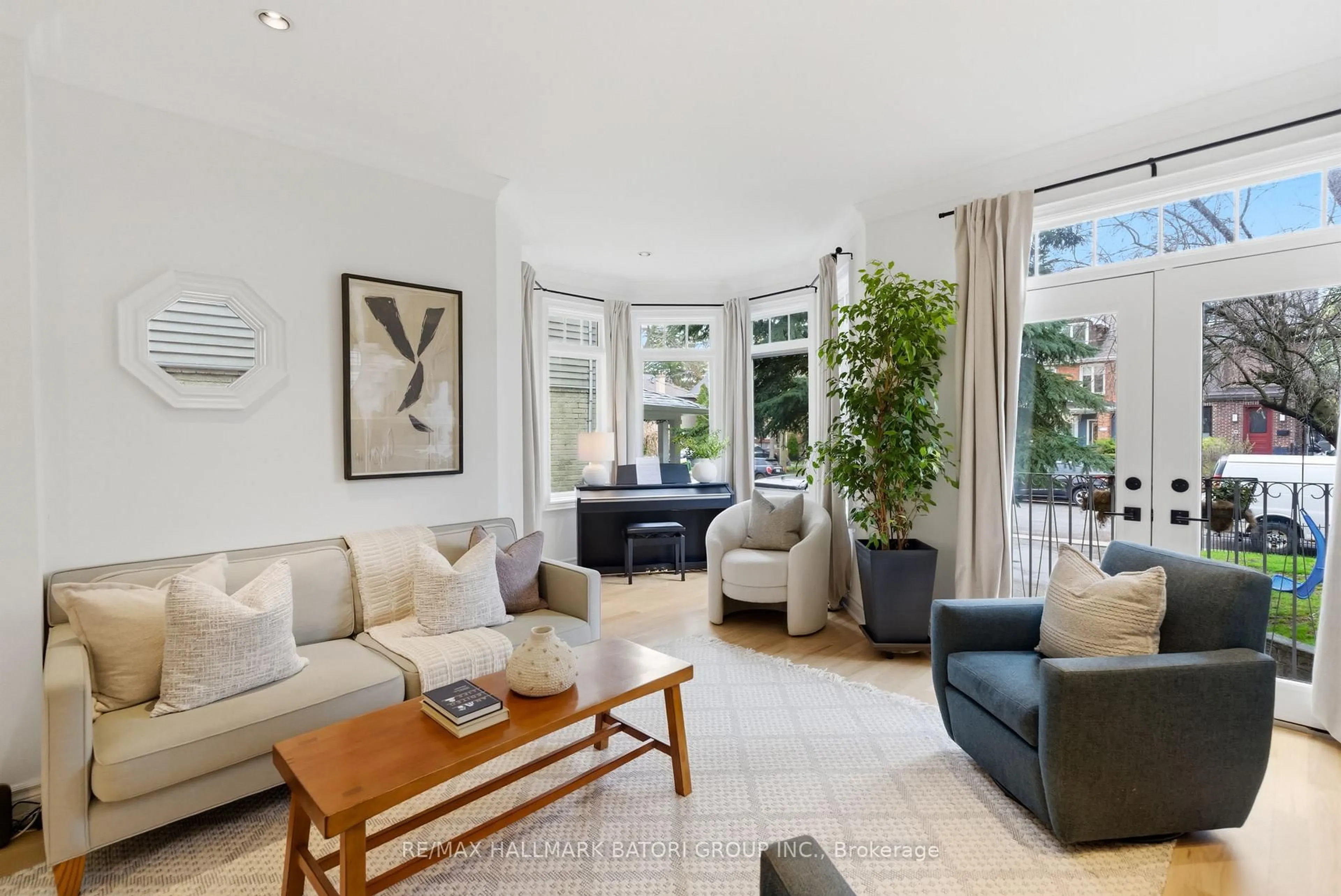 Living room with furniture, unknown for 214 Ranleigh Ave, Toronto Ontario M4N 1X4