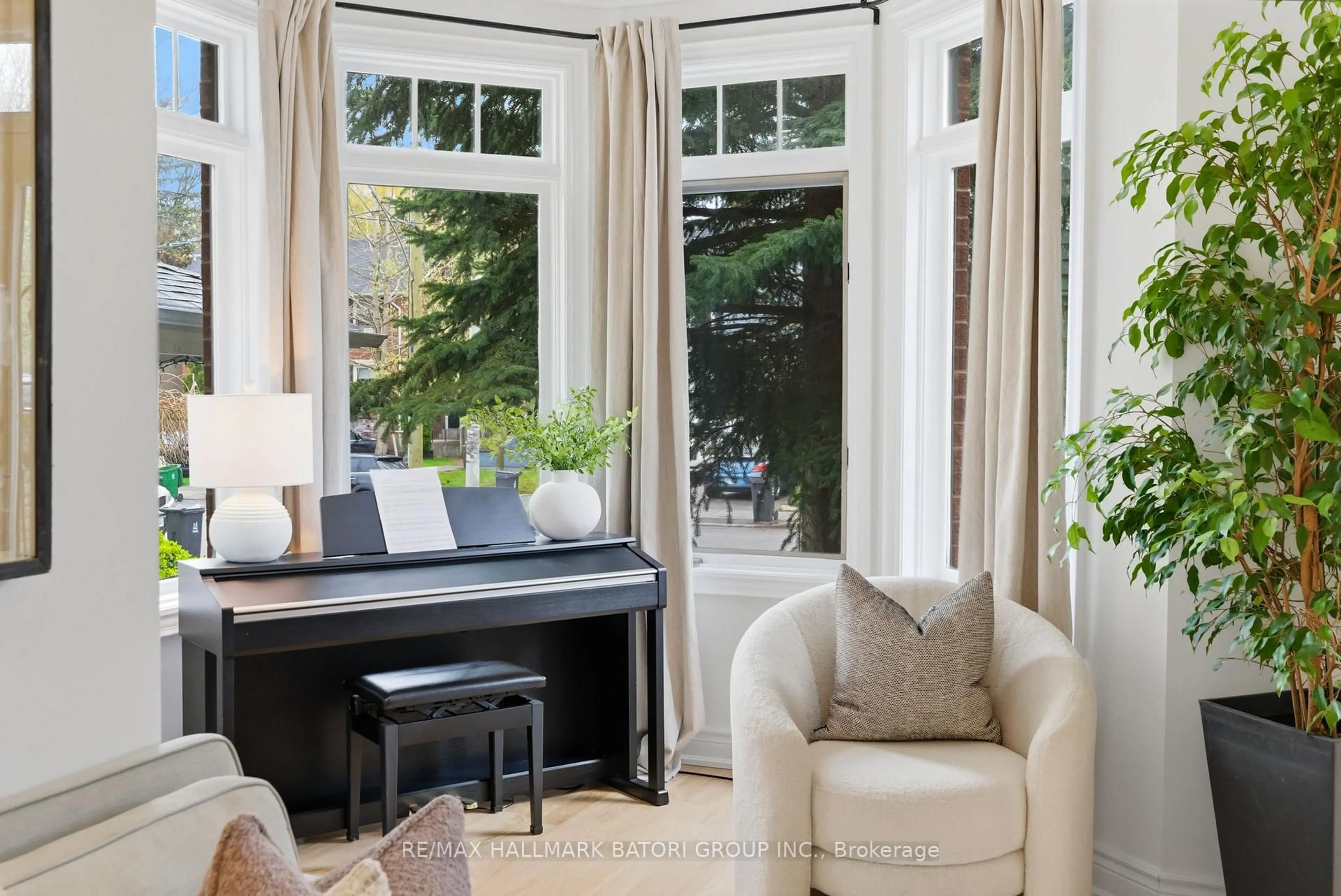 Living room with furniture, unknown for 214 Ranleigh Ave, Toronto Ontario M4N 1X4