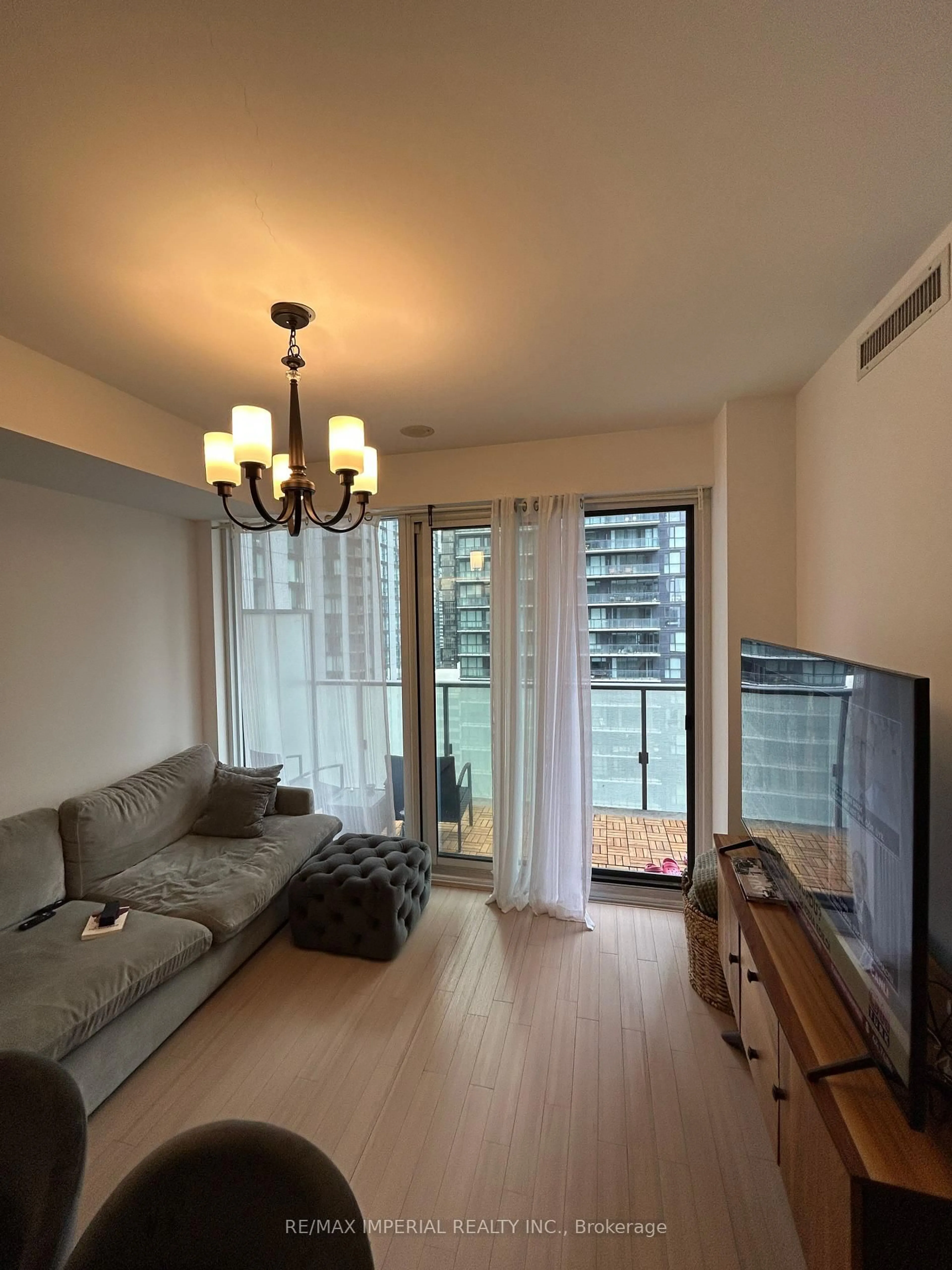 Living room with furniture, wood/laminate floor for 101 Peter St #2708, Toronto Ontario M5V 0G6