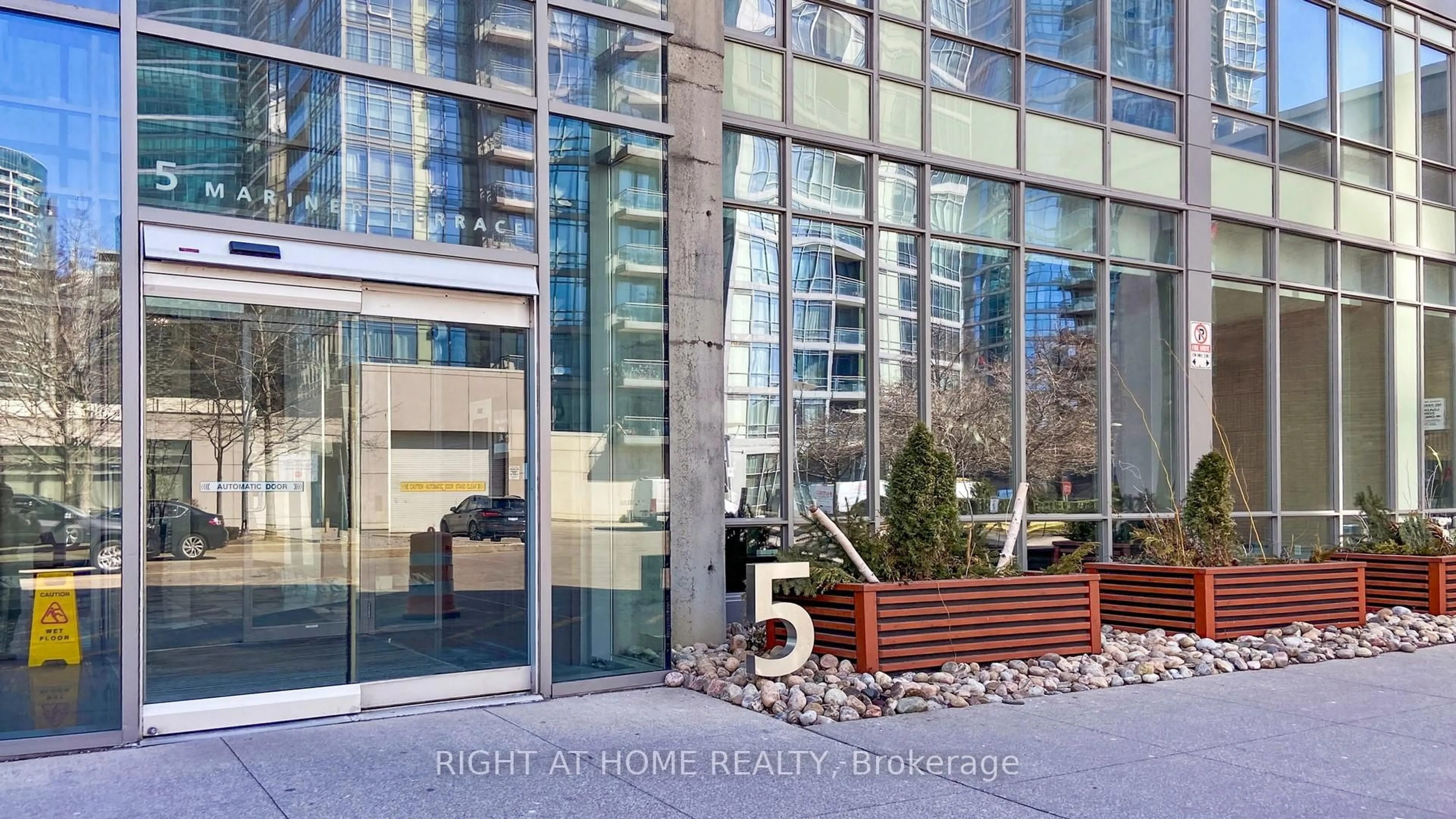 Indoor foyer for 5 Mariner Terr #2102, Toronto Ontario M5V 3V6