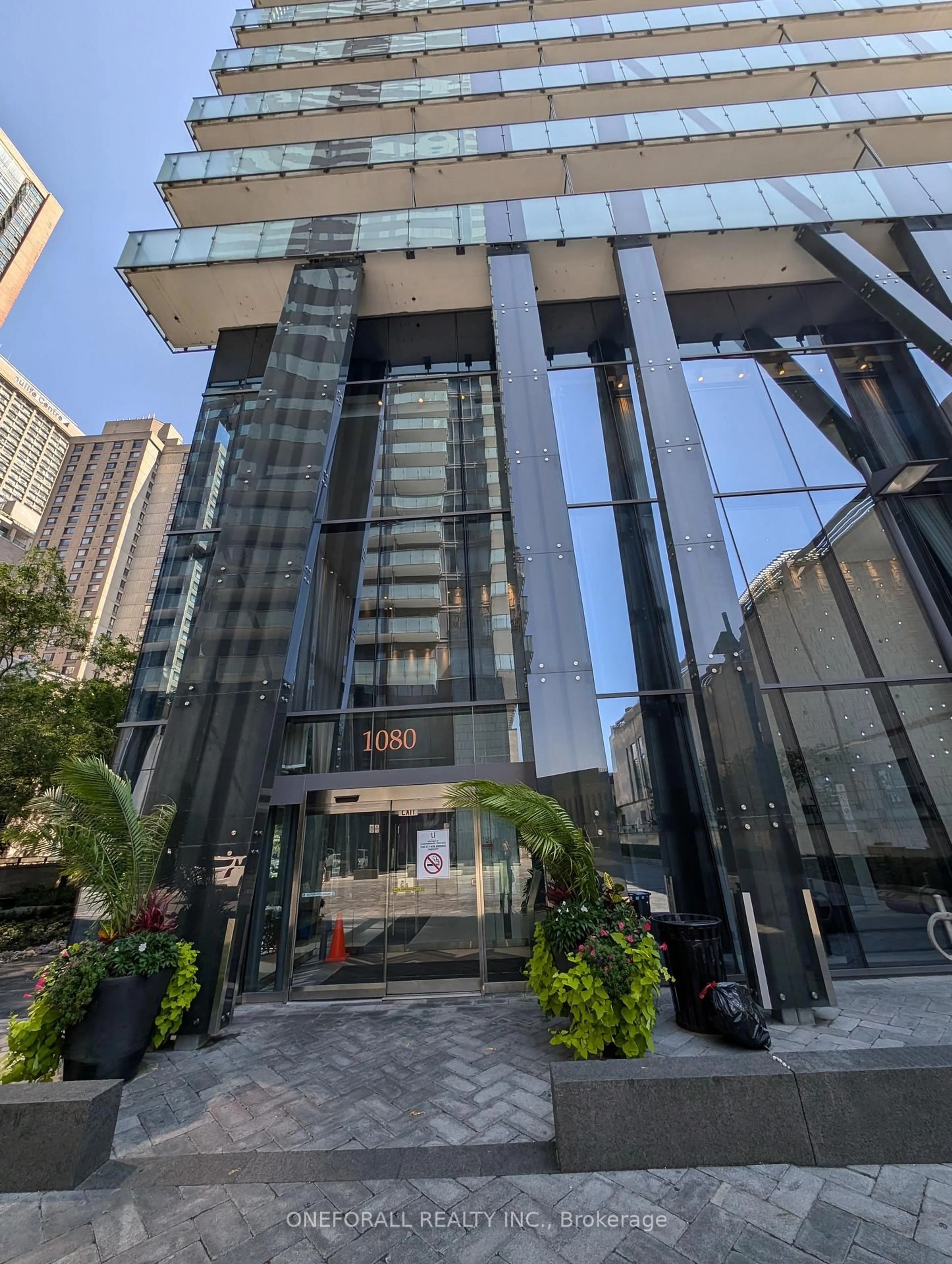 Indoor foyer for 1080 Bay St #907, Toronto Ontario M5S 0A5