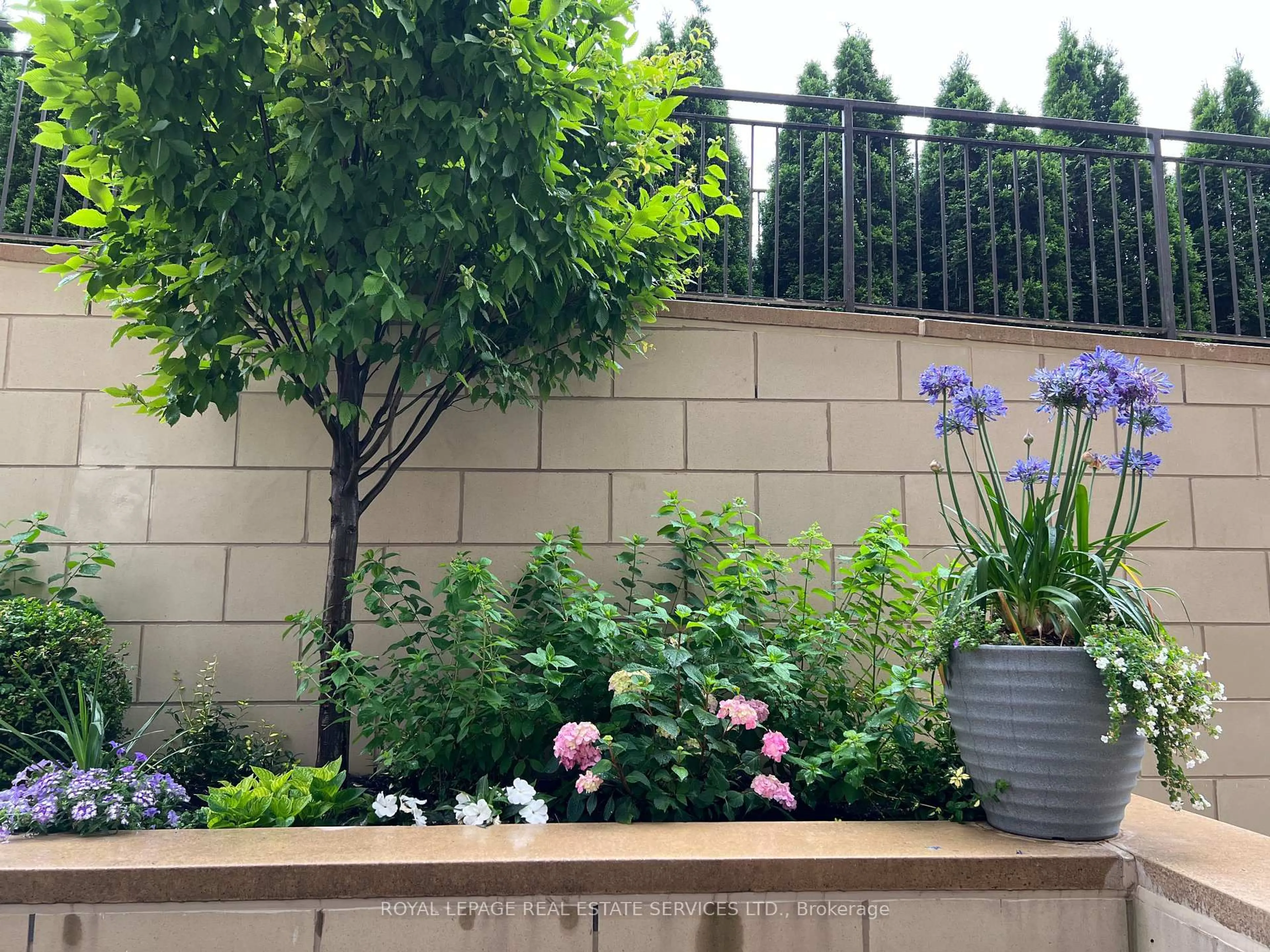 Patio, street for 1900 Bayview Ave #225, Toronto Ontario M4G 0A6