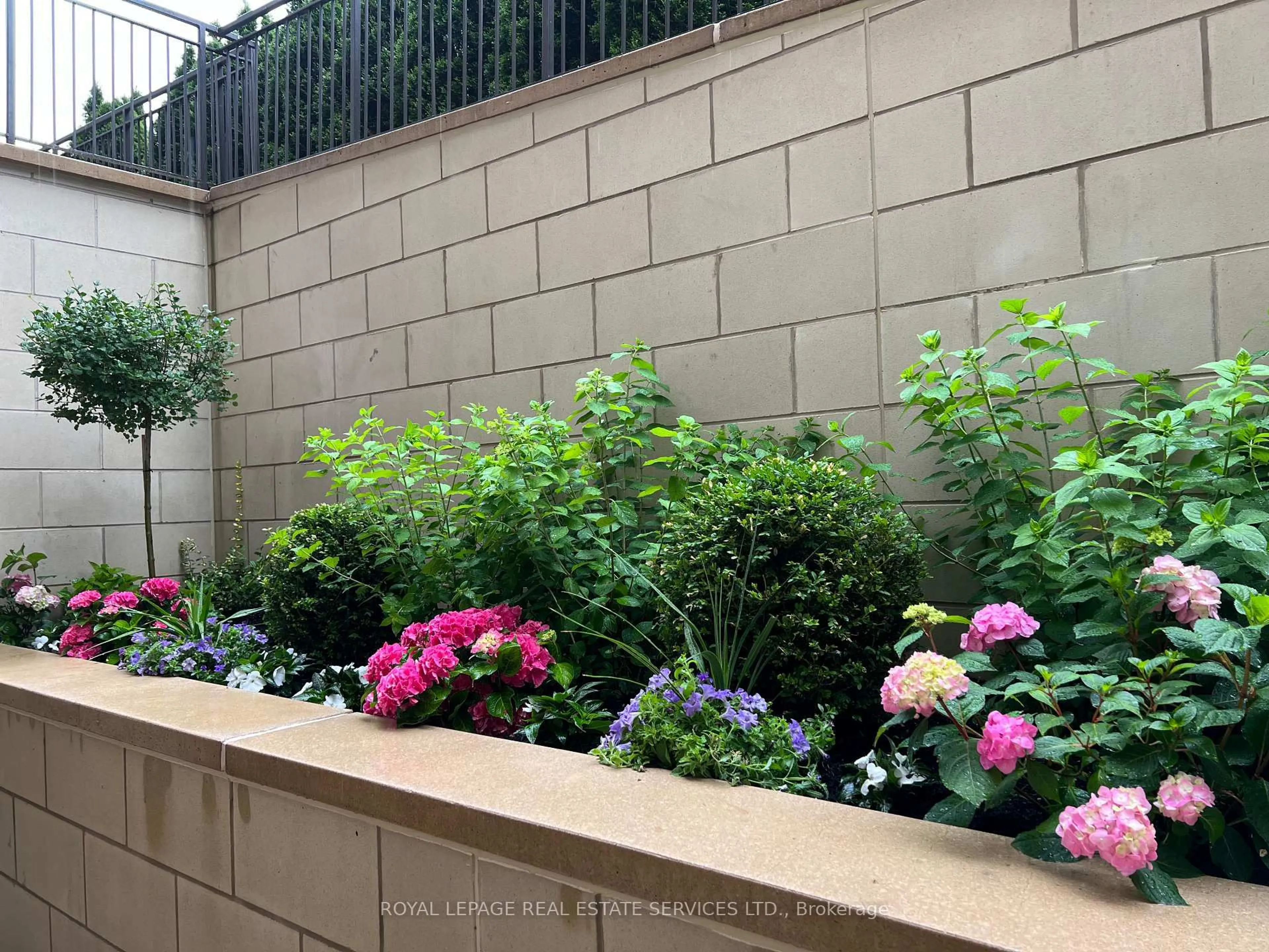 Patio, street for 1900 Bayview Ave #225, Toronto Ontario M4G 0A6