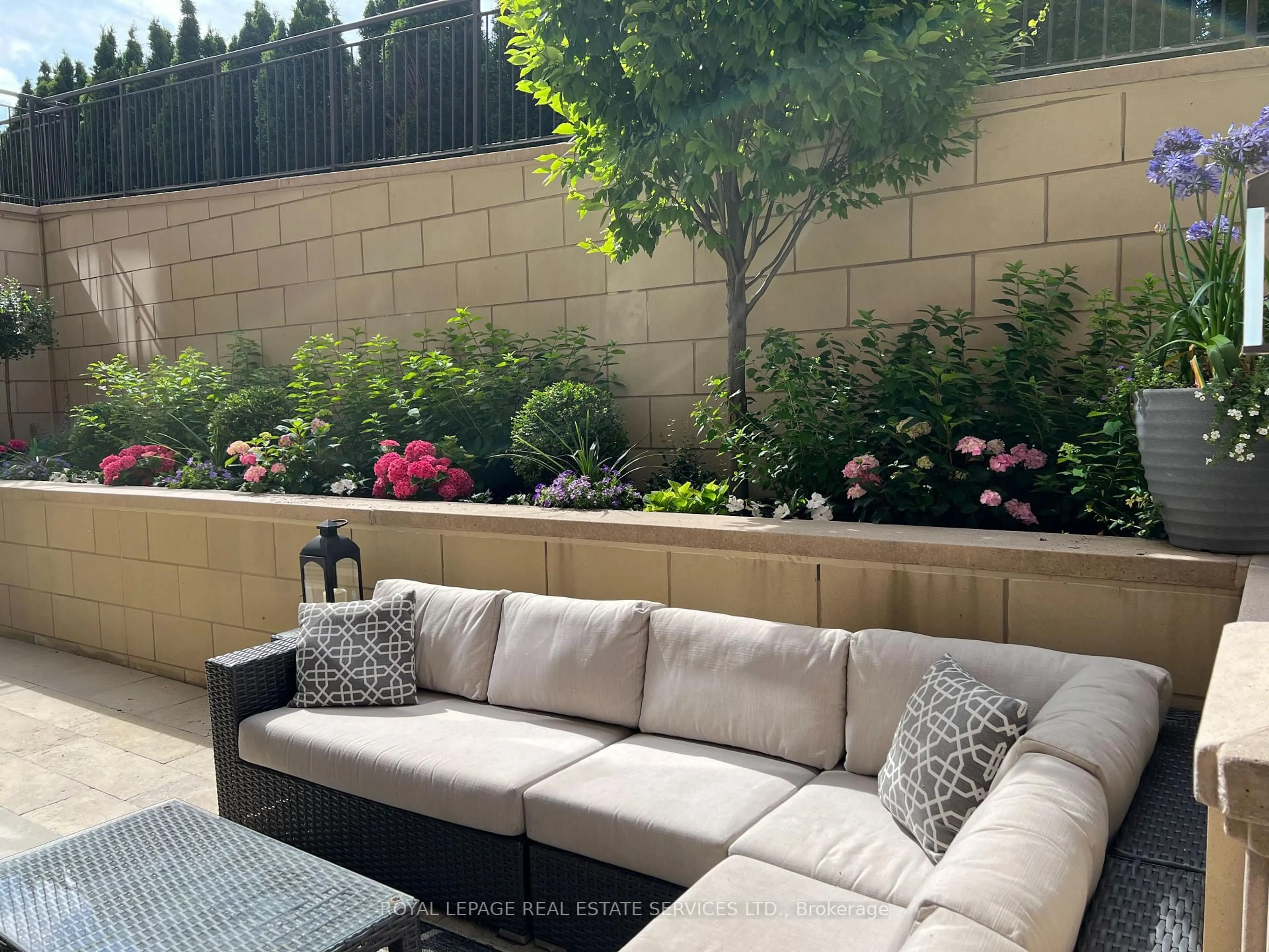 Patio, street for 1900 Bayview Ave #225, Toronto Ontario M4G 0A6