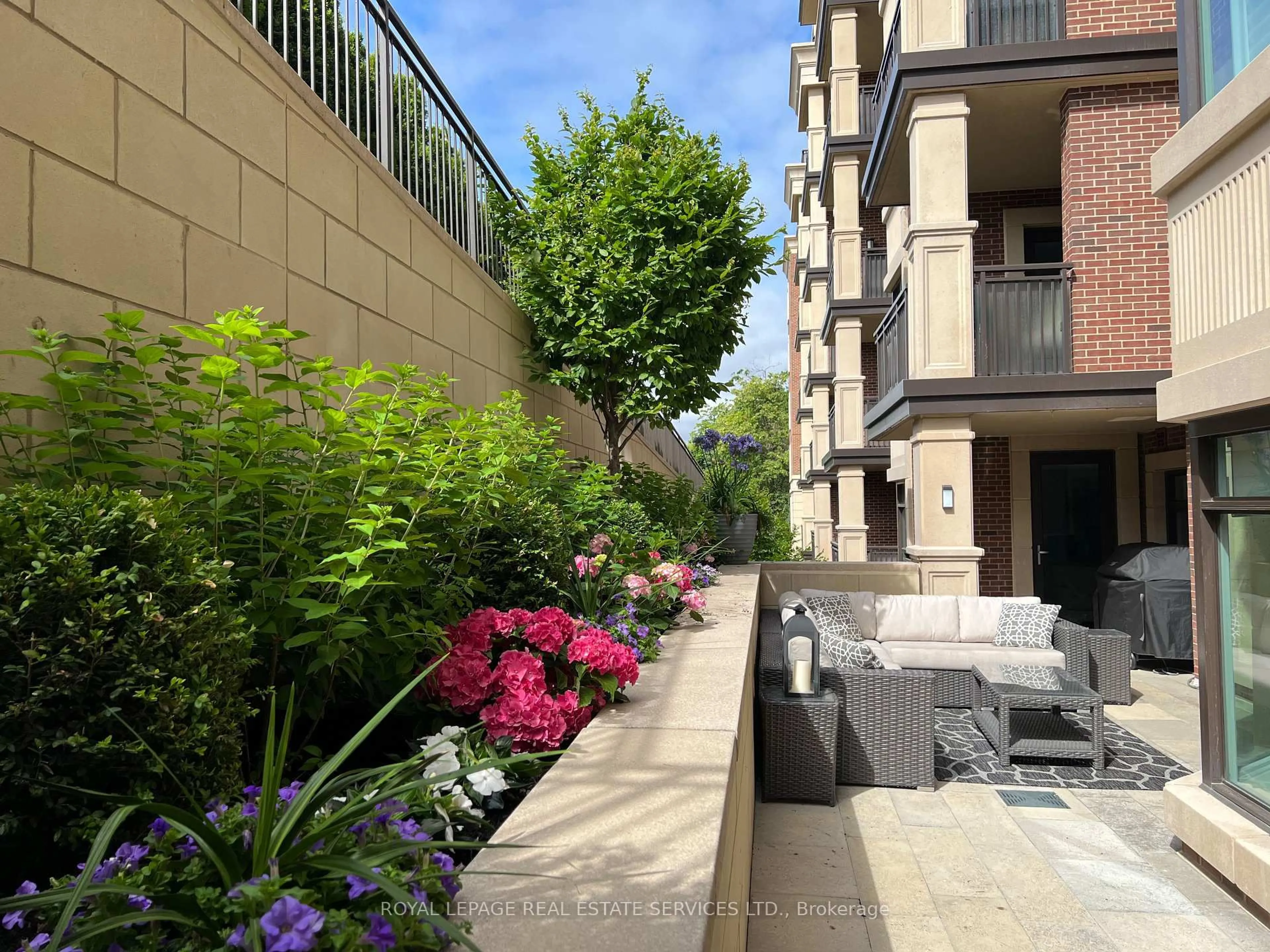 Patio, street for 1900 Bayview Ave #225, Toronto Ontario M4G 0A6