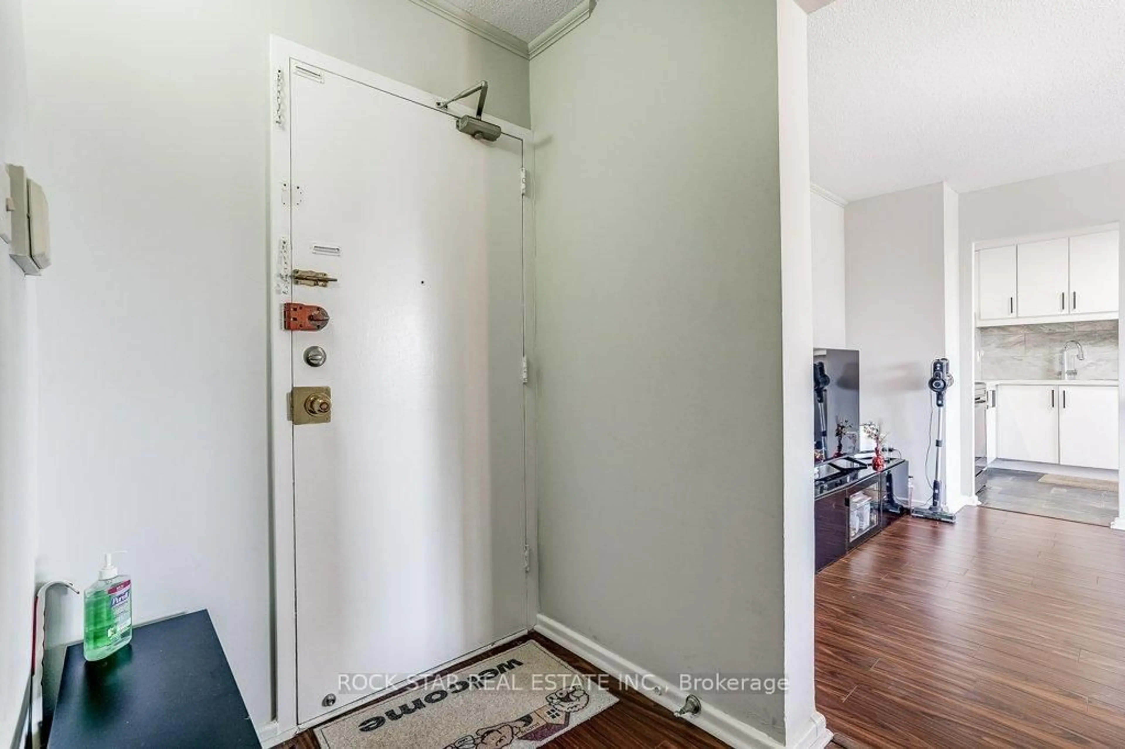 Indoor entryway for 10 Sunny Glwy #708, Toronto Ontario M3C 2Z3