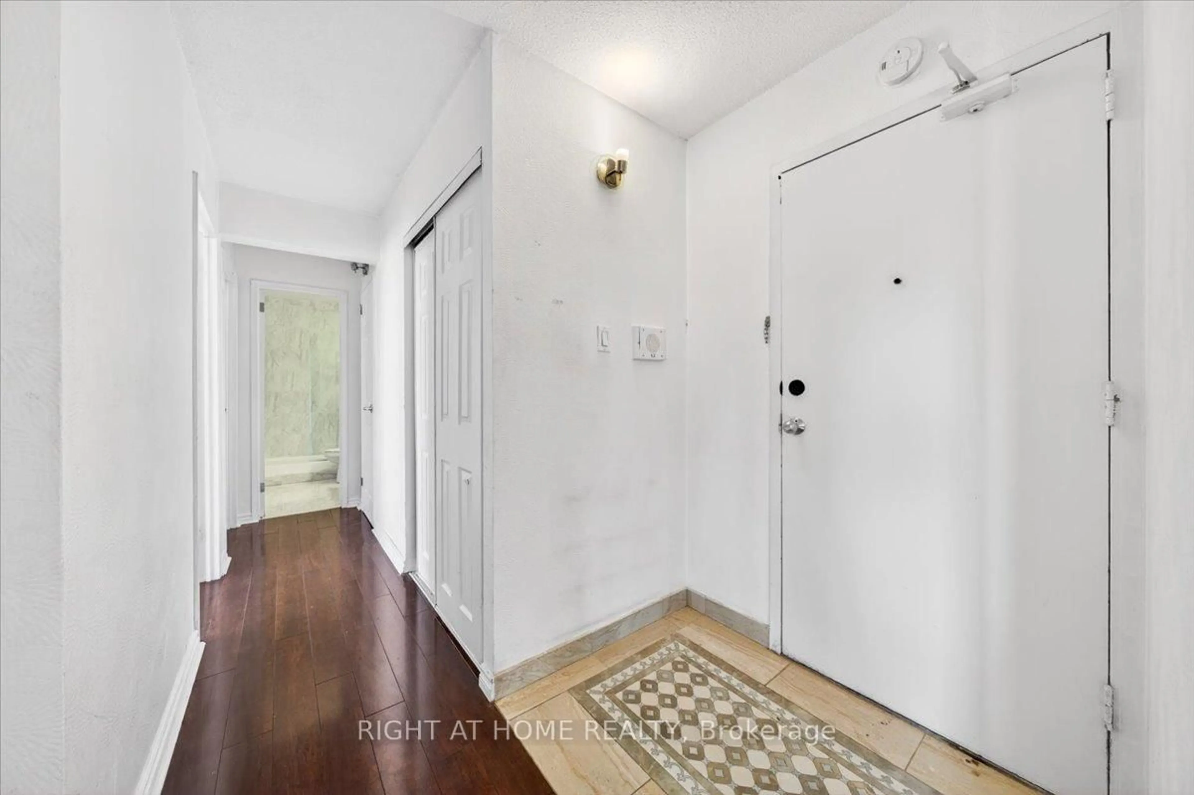 Indoor entryway for 100 Leeward Glwy #708, Toronto Ontario M3C 2Z1