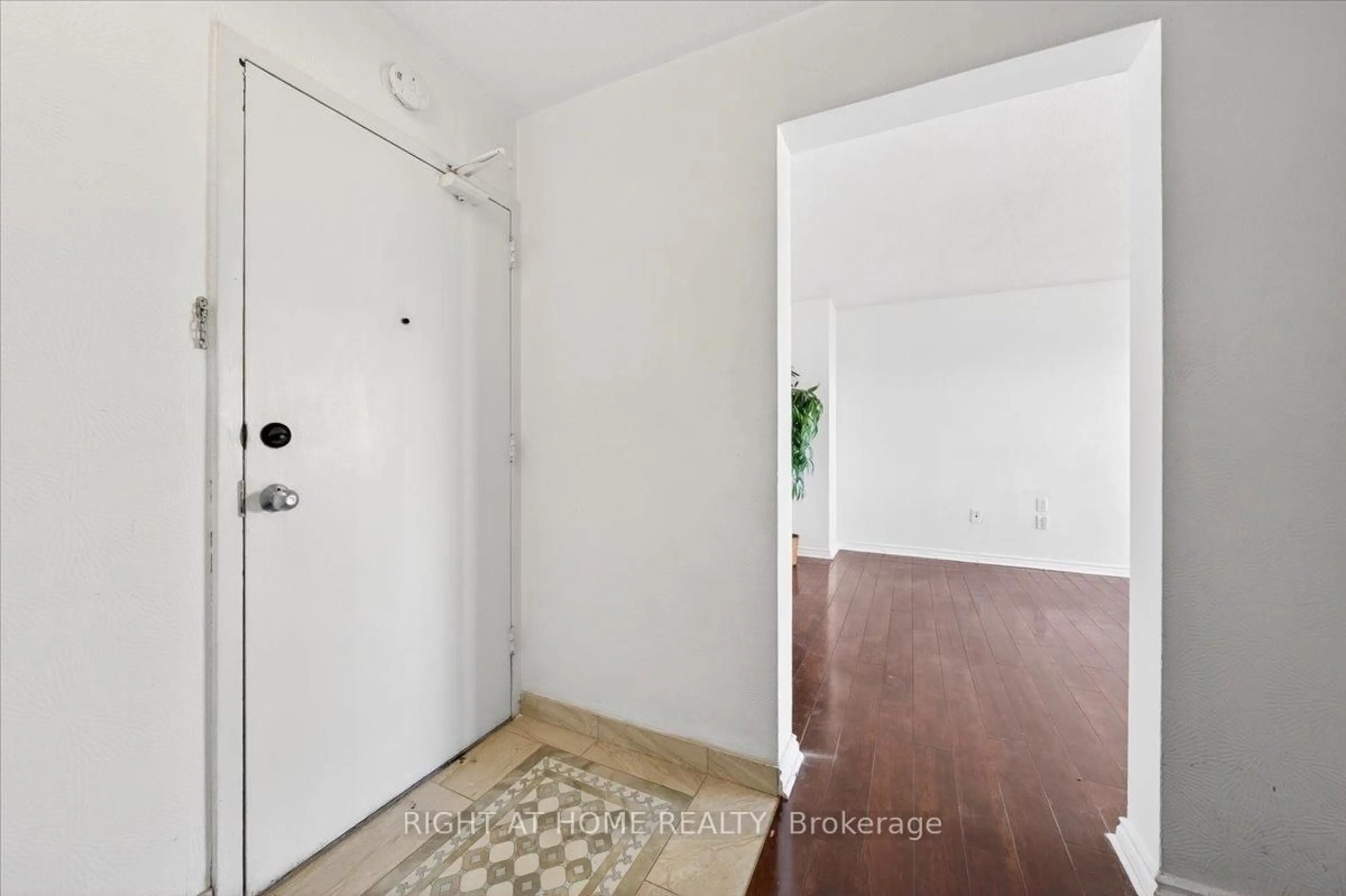 Indoor entryway for 100 Leeward Glwy #708, Toronto Ontario M3C 2Z1