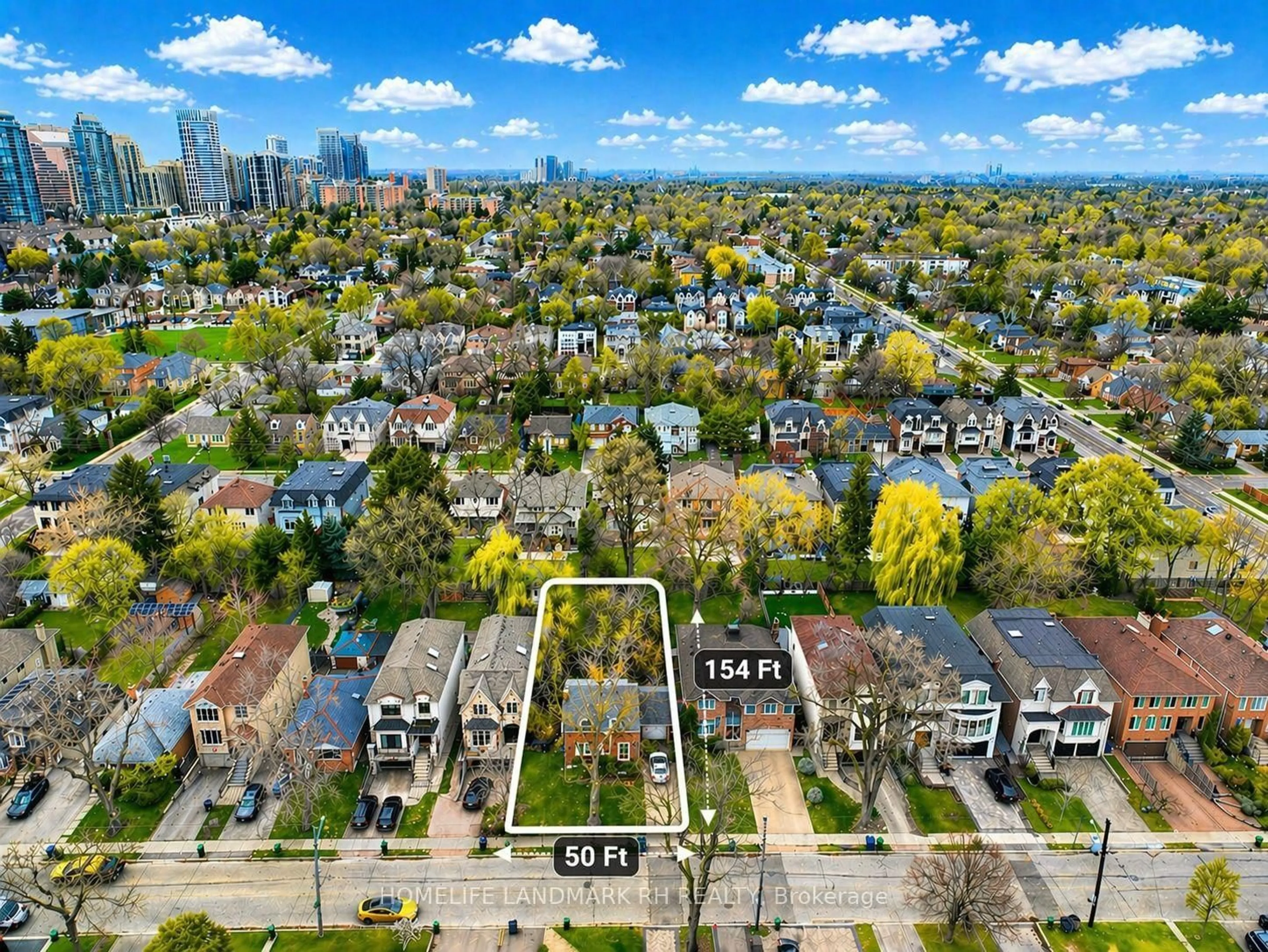 A pic from outside/outdoor area/front of a property/back of a property/a pic from drone, city buildings view from balcony for 152 Parkview Ave, Toronto Ontario M2N 3Y7