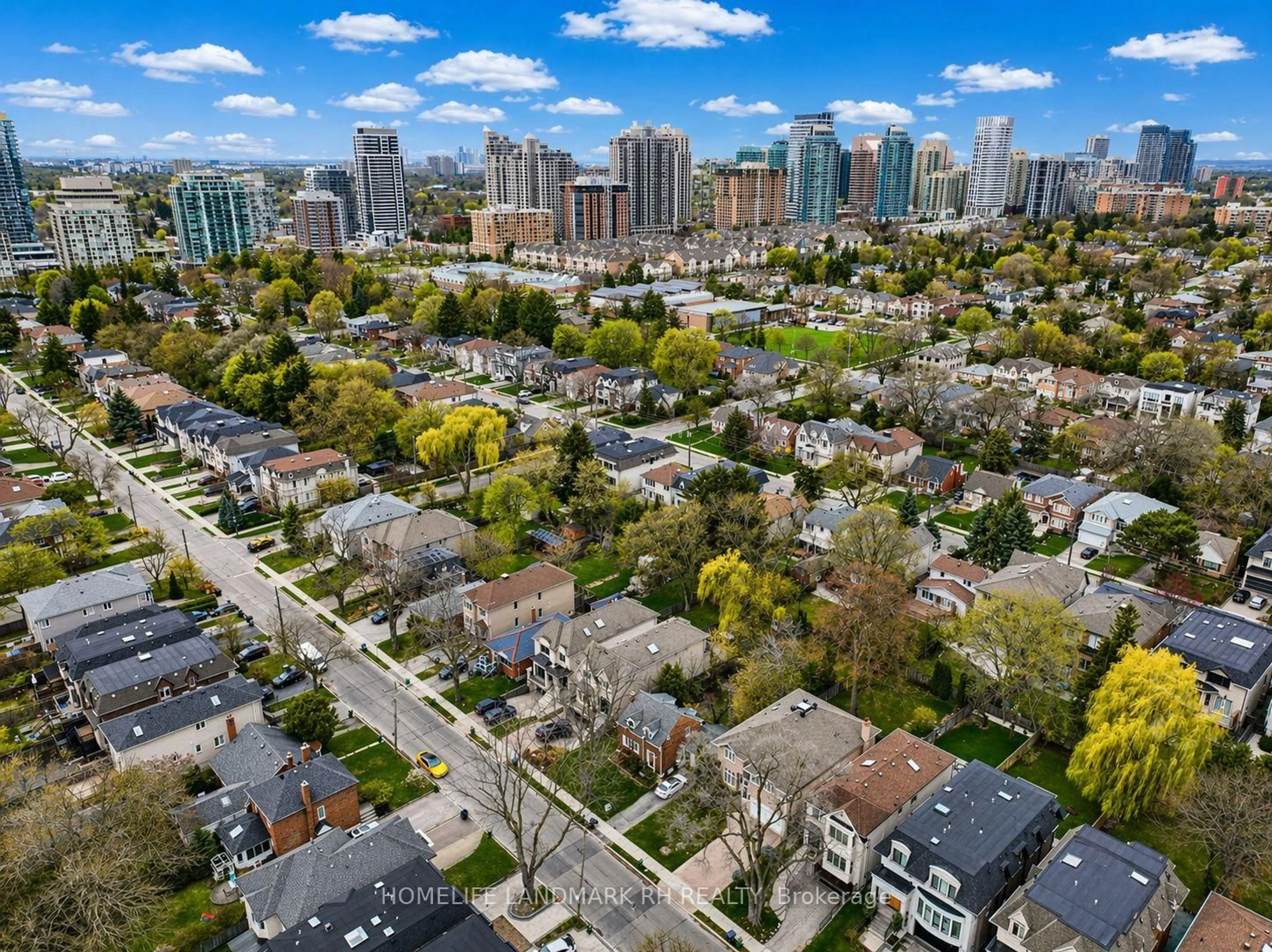 A pic from outside/outdoor area/front of a property/back of a property/a pic from drone, city buildings view from balcony for 152 Parkview Ave, Toronto Ontario M2N 3Y7
