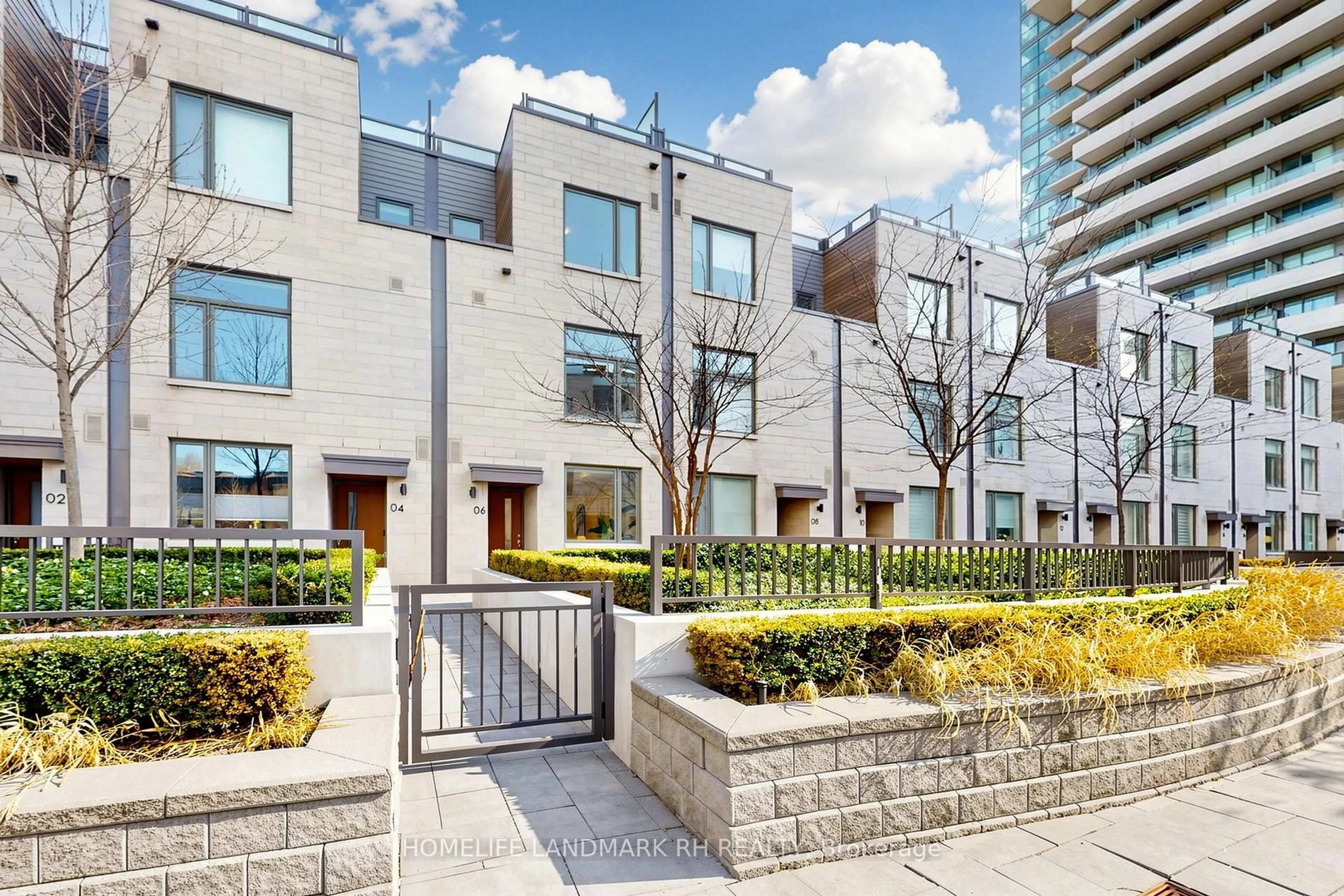 Patio, street for 270 Davenport Rd #TH6, Toronto Ontario M5R 0C1