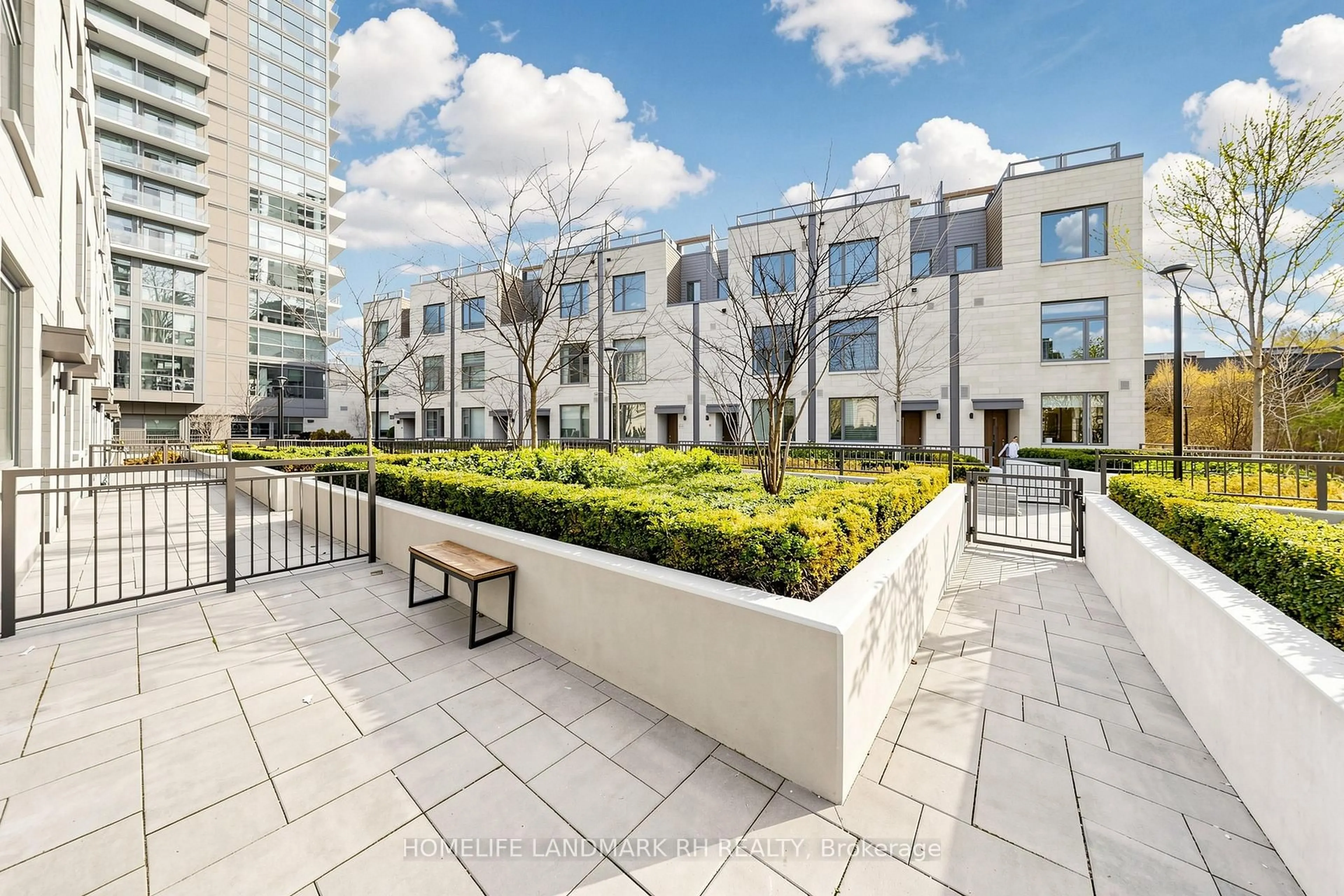 Patio, street for 270 Davenport Rd #TH6, Toronto Ontario M5R 0C1