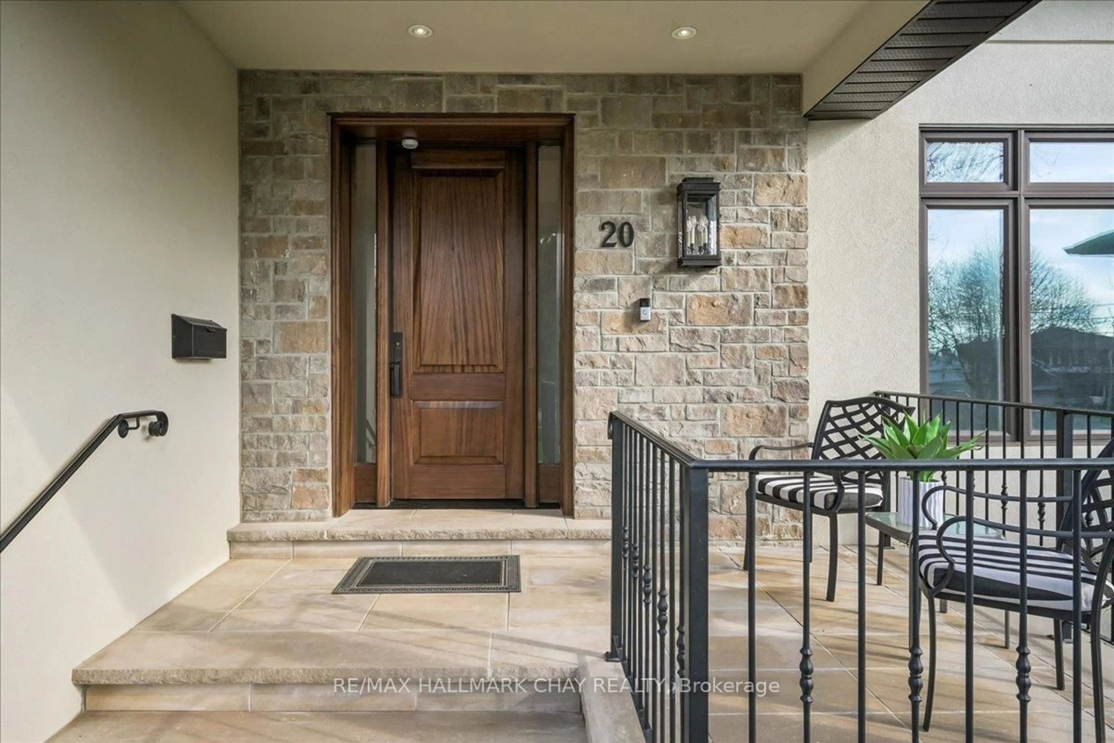 Indoor entryway for 20 Ealing Dr, Toronto Ontario M2L 2R5