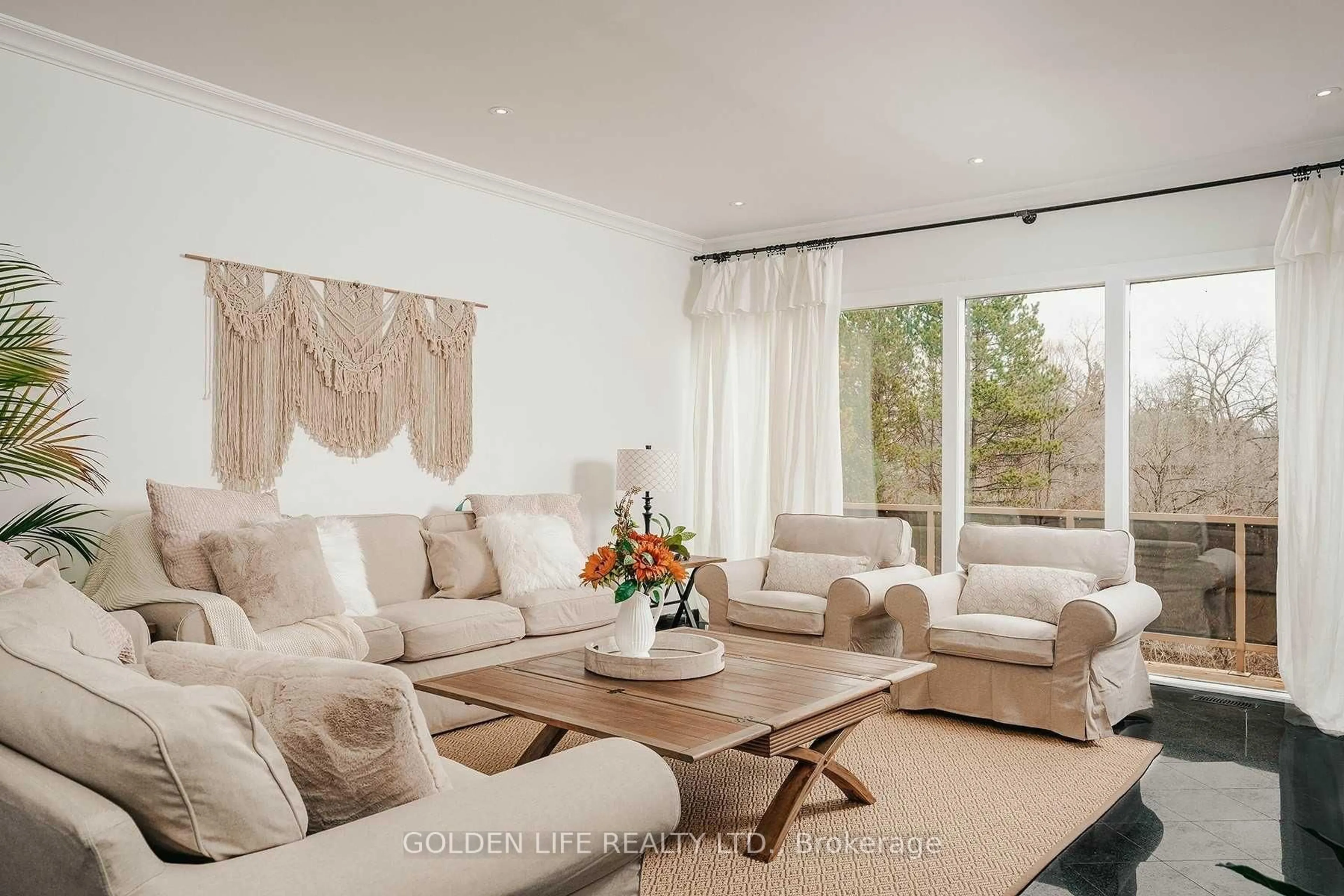 Living room with furniture, unknown for 1 Garnier Crt, Toronto Ontario M2M 4C7
