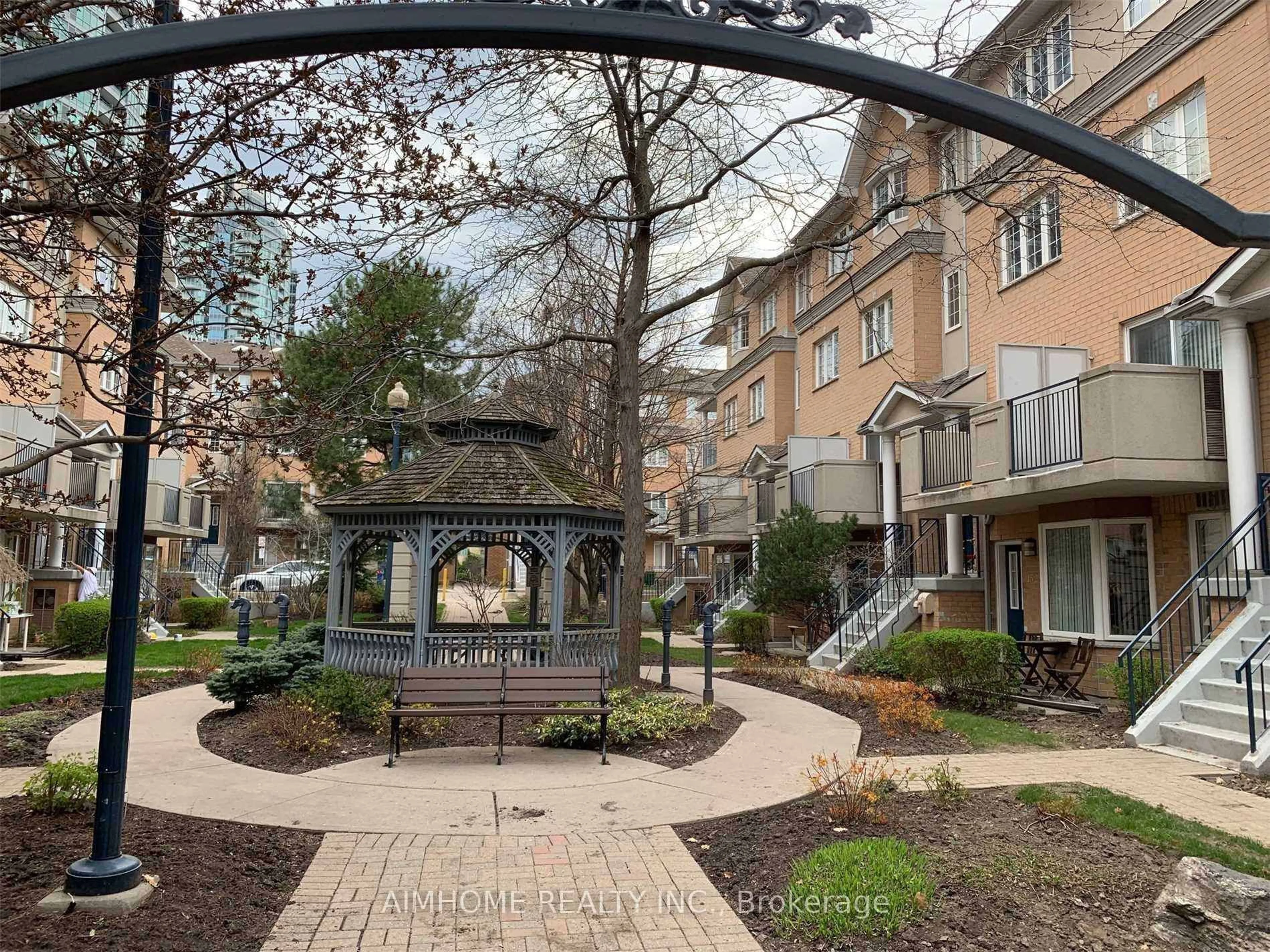Patio, street for 28 Sommerset Way, Toronto Ontario M2N 6W7