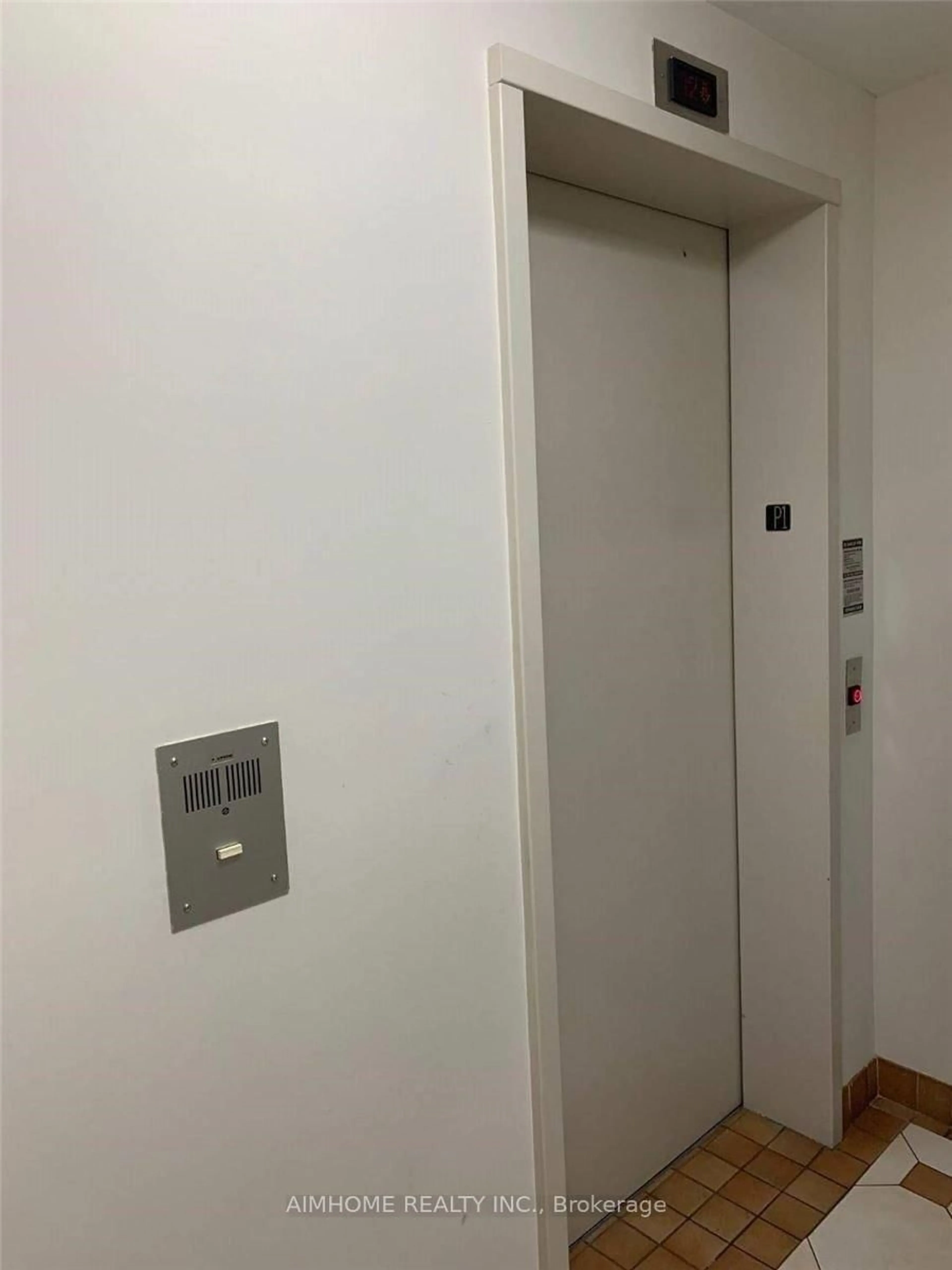 Unknown for 28 Sommerset Way, Toronto Ontario M2N 6W7