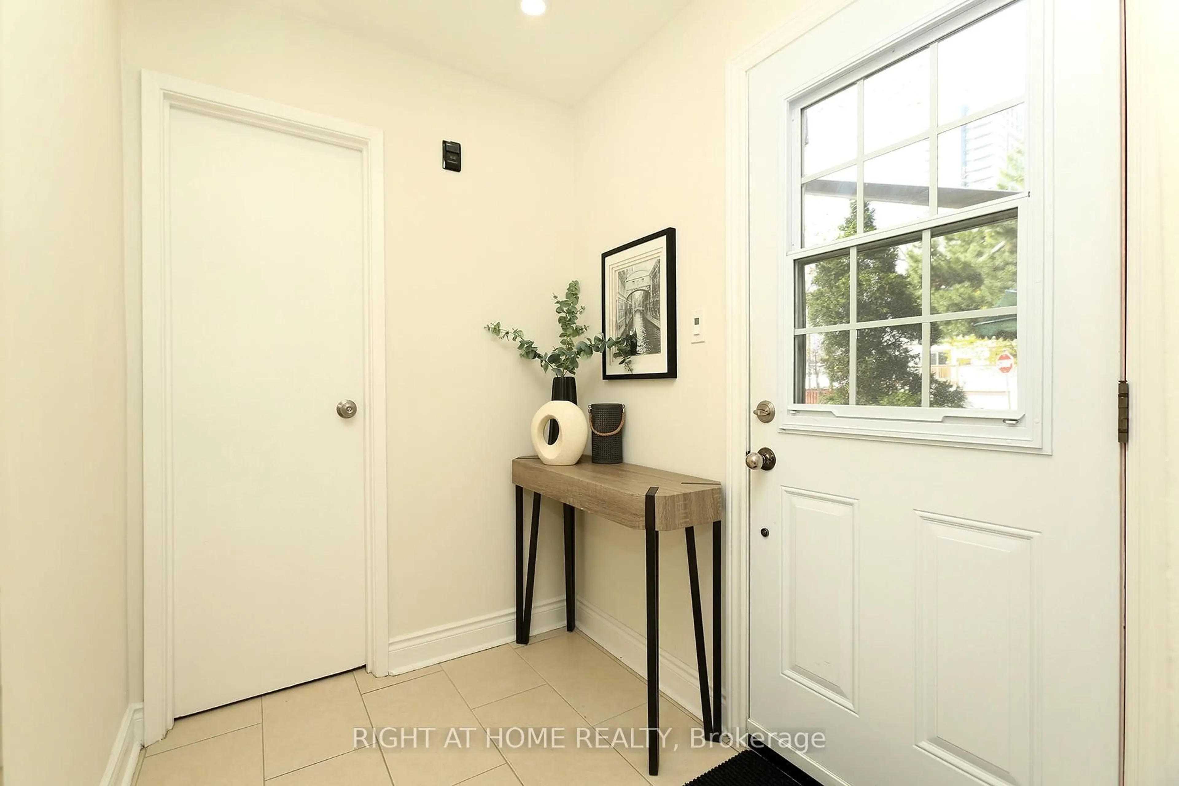 Indoor entryway for 6 Snapdragon Dr, Toronto Ontario M2J 4X6