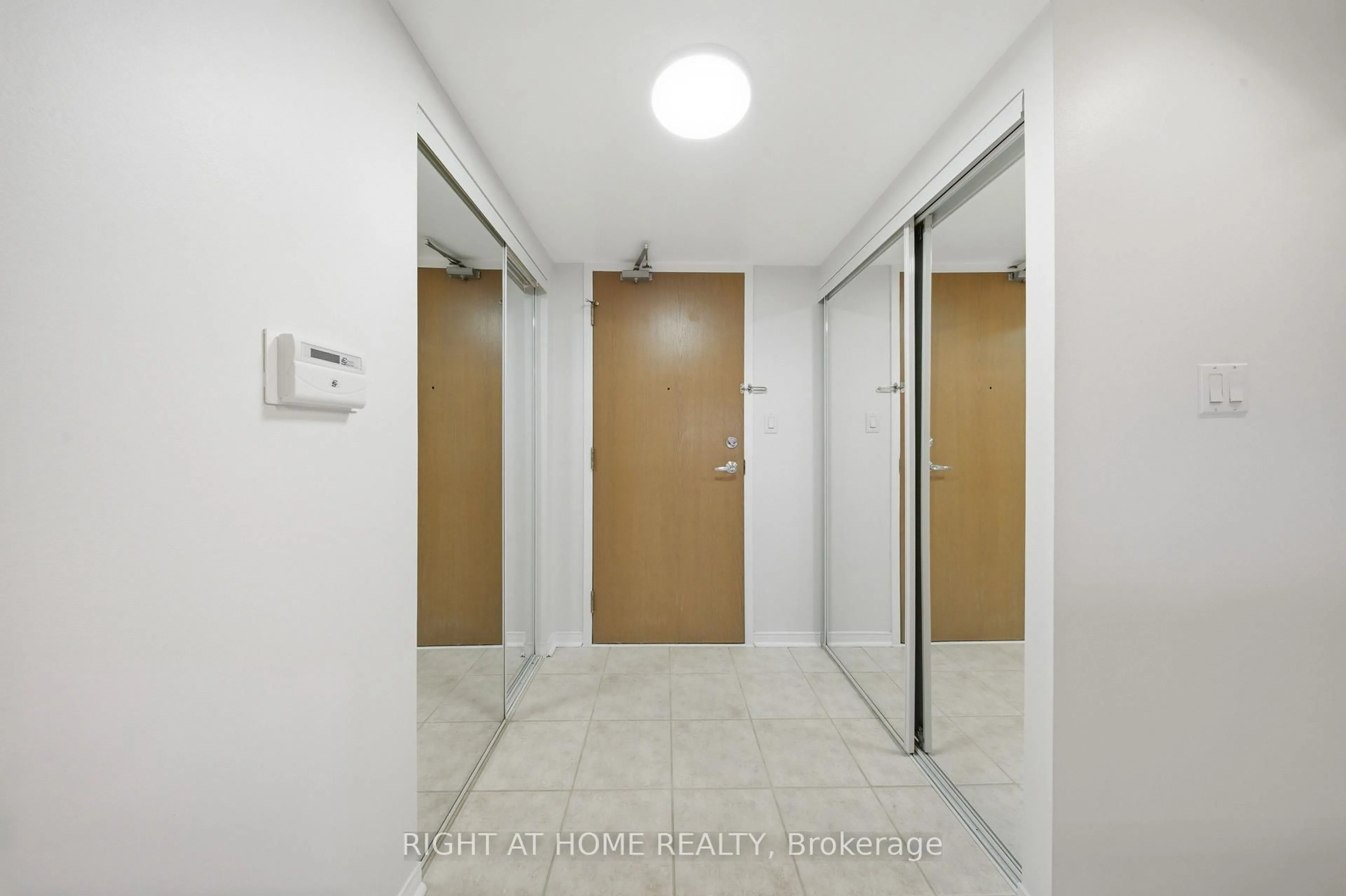 Indoor foyer for 233 Beecroft Rd #1915, Toronto Ontario M2N 6Z9