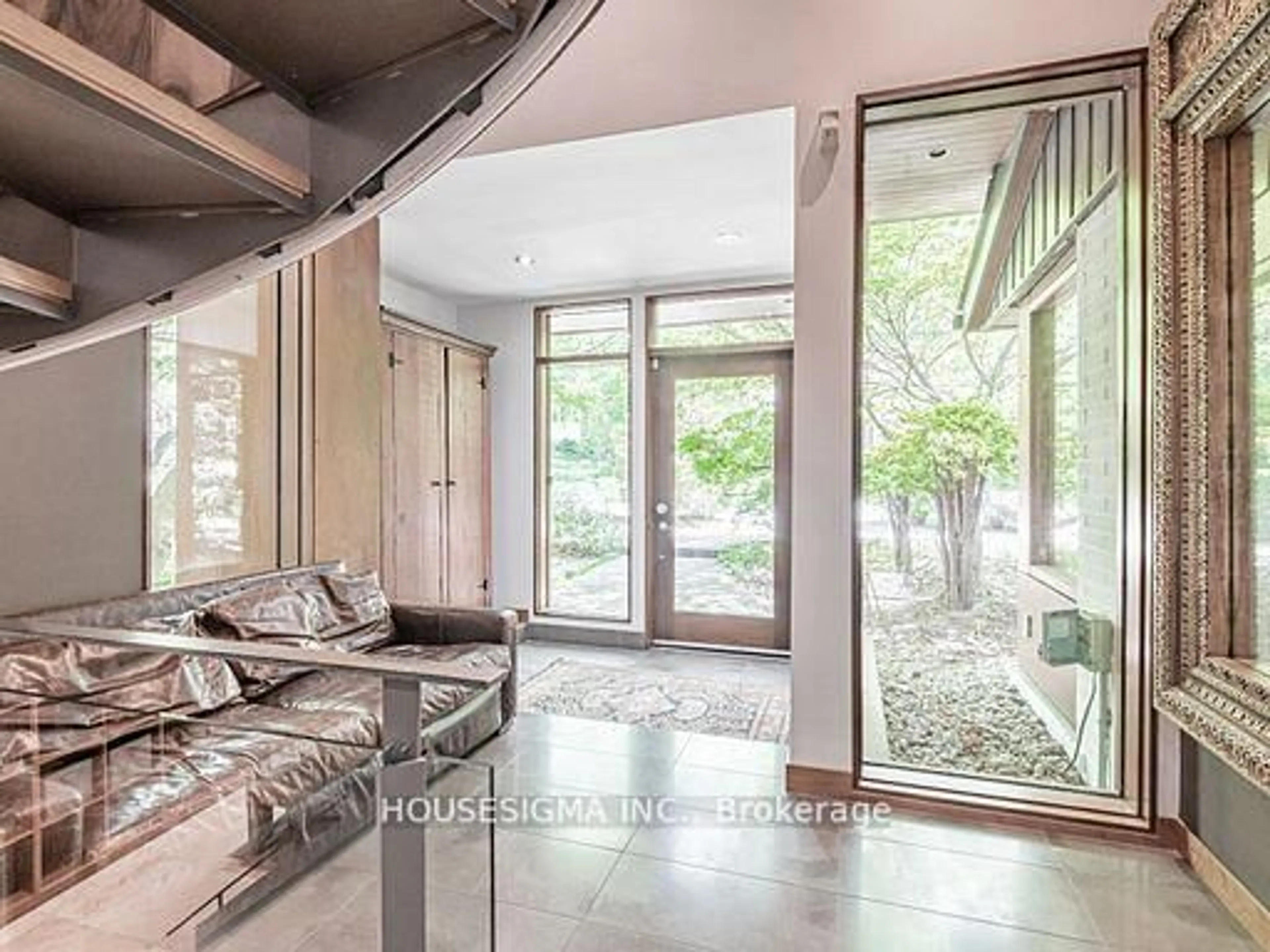 Indoor entryway for 94 Laurentide Dr, Toronto Ontario M3A 3E5