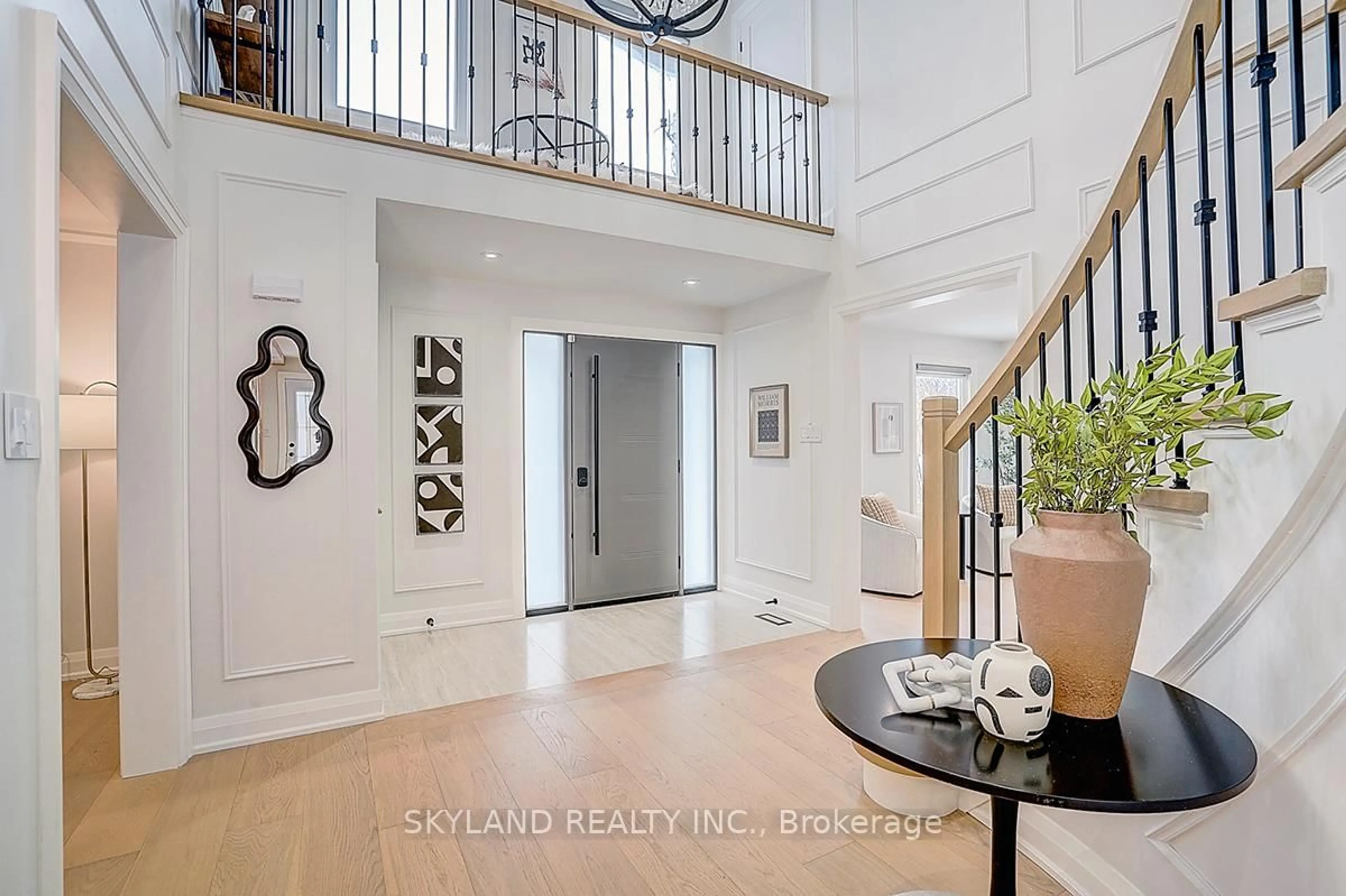Indoor entryway for 283 Hidden Tr, Toronto Ontario M2R 3S7
