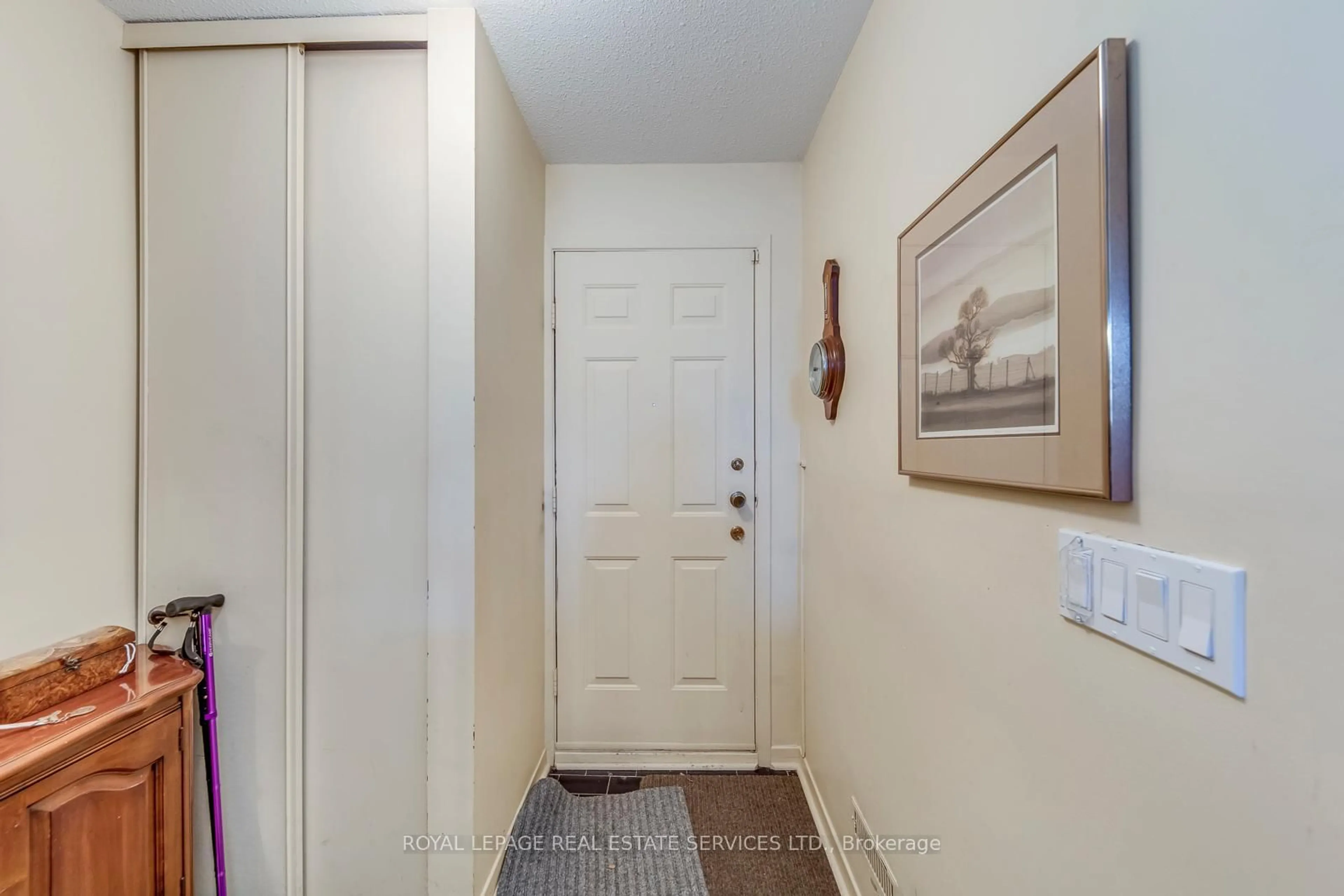 Indoor entryway for 4 English Ivyway, Toronto Ontario M2H 3M4