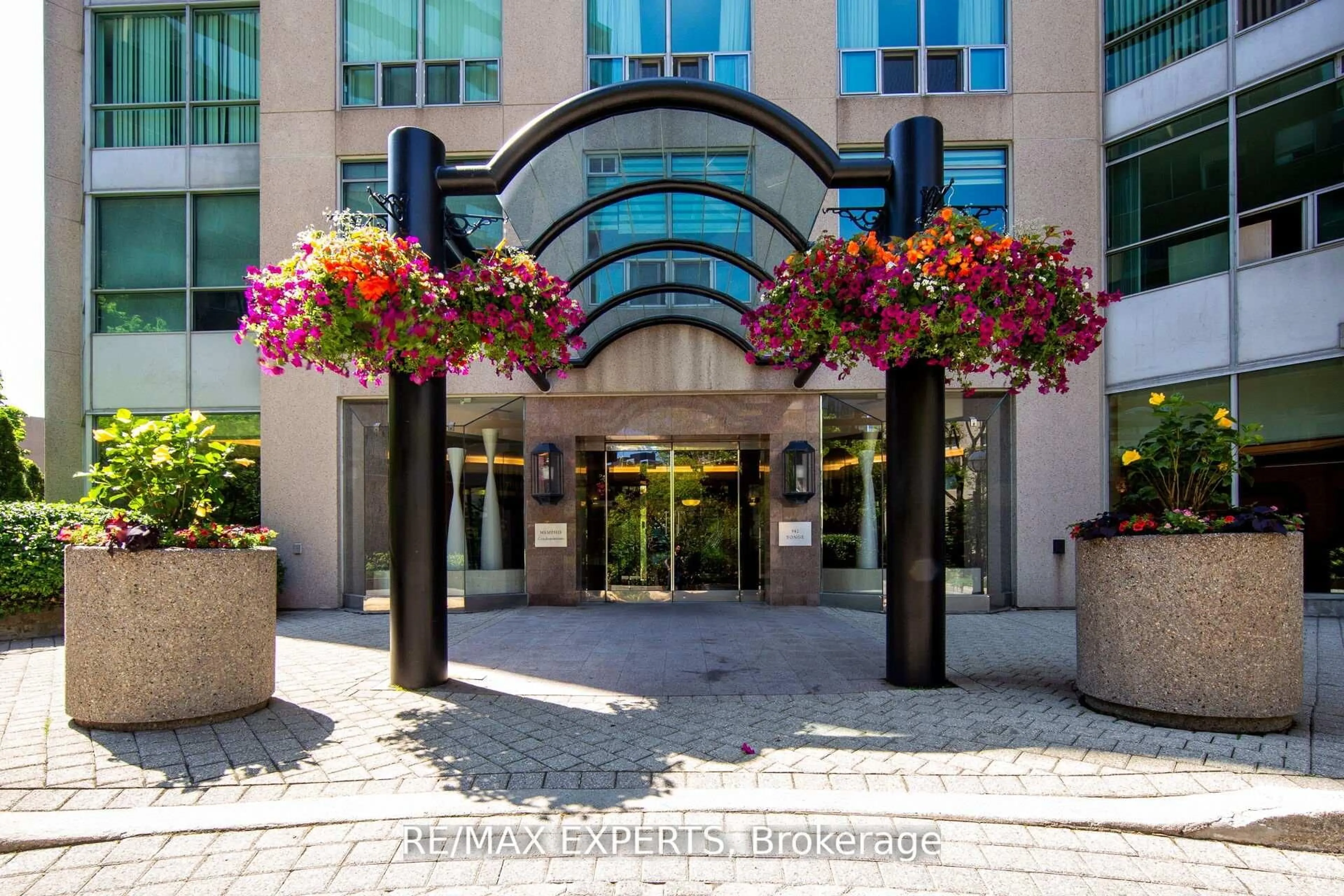 Indoor foyer for 942 Yonge St #1006, Toronto Ontario M4W 3S8