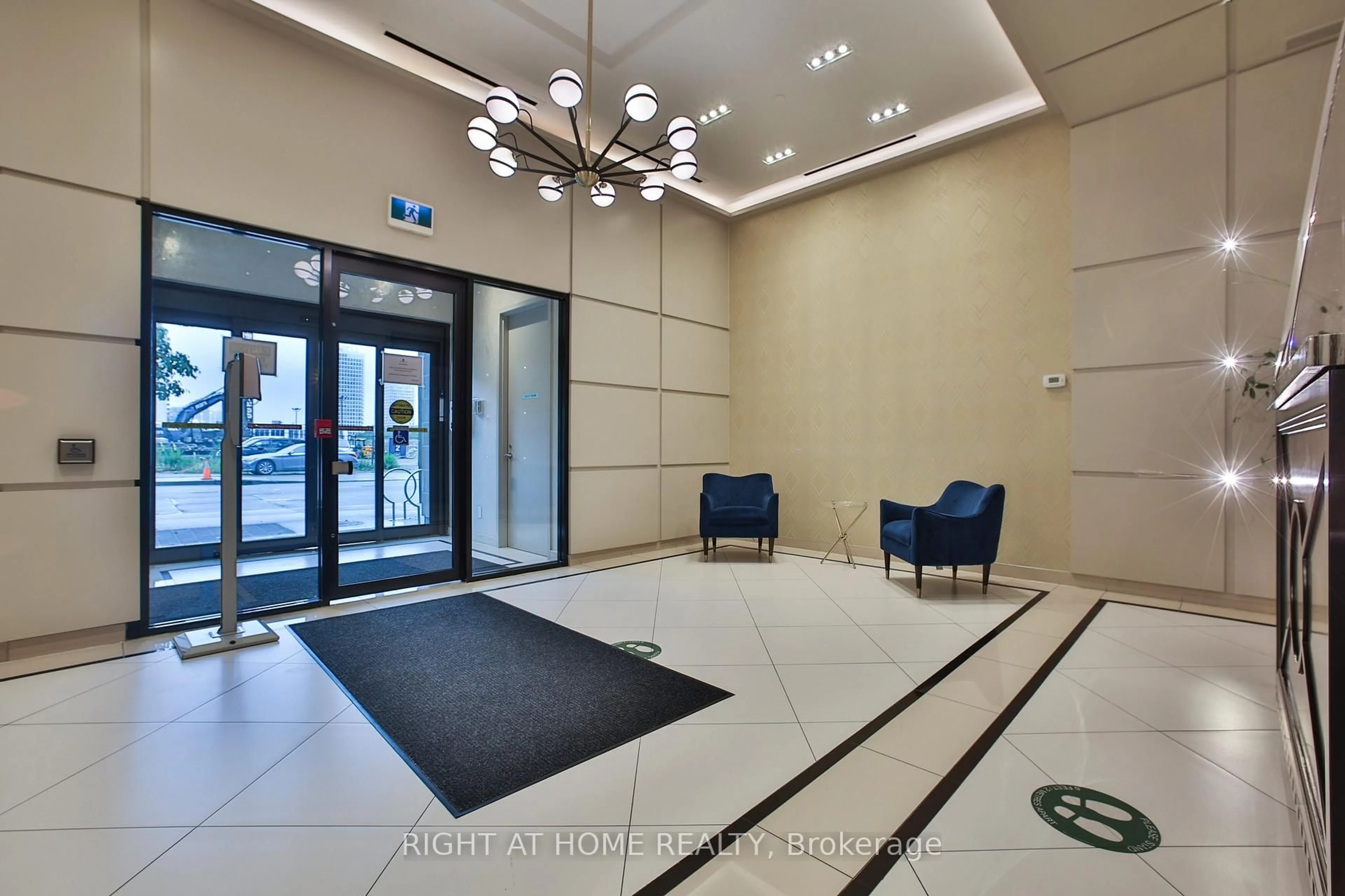 Indoor foyer for 1486 Bathurst St #1303, Toronto Ontario M5P 3G9