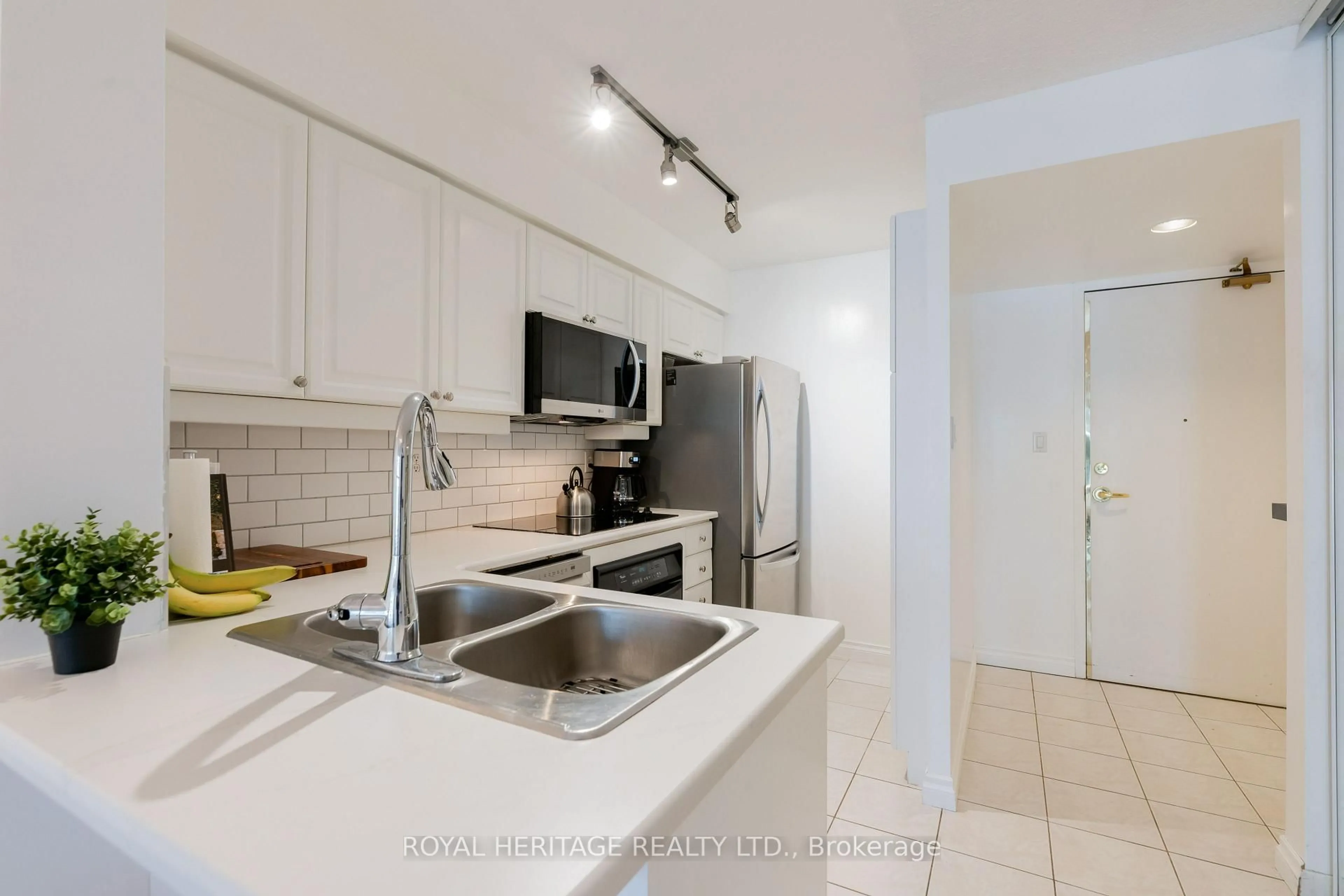 Standard kitchen, ceramic/tile floor for 188 Redpath Ave #211, Toronto Ontario M4P 3J2