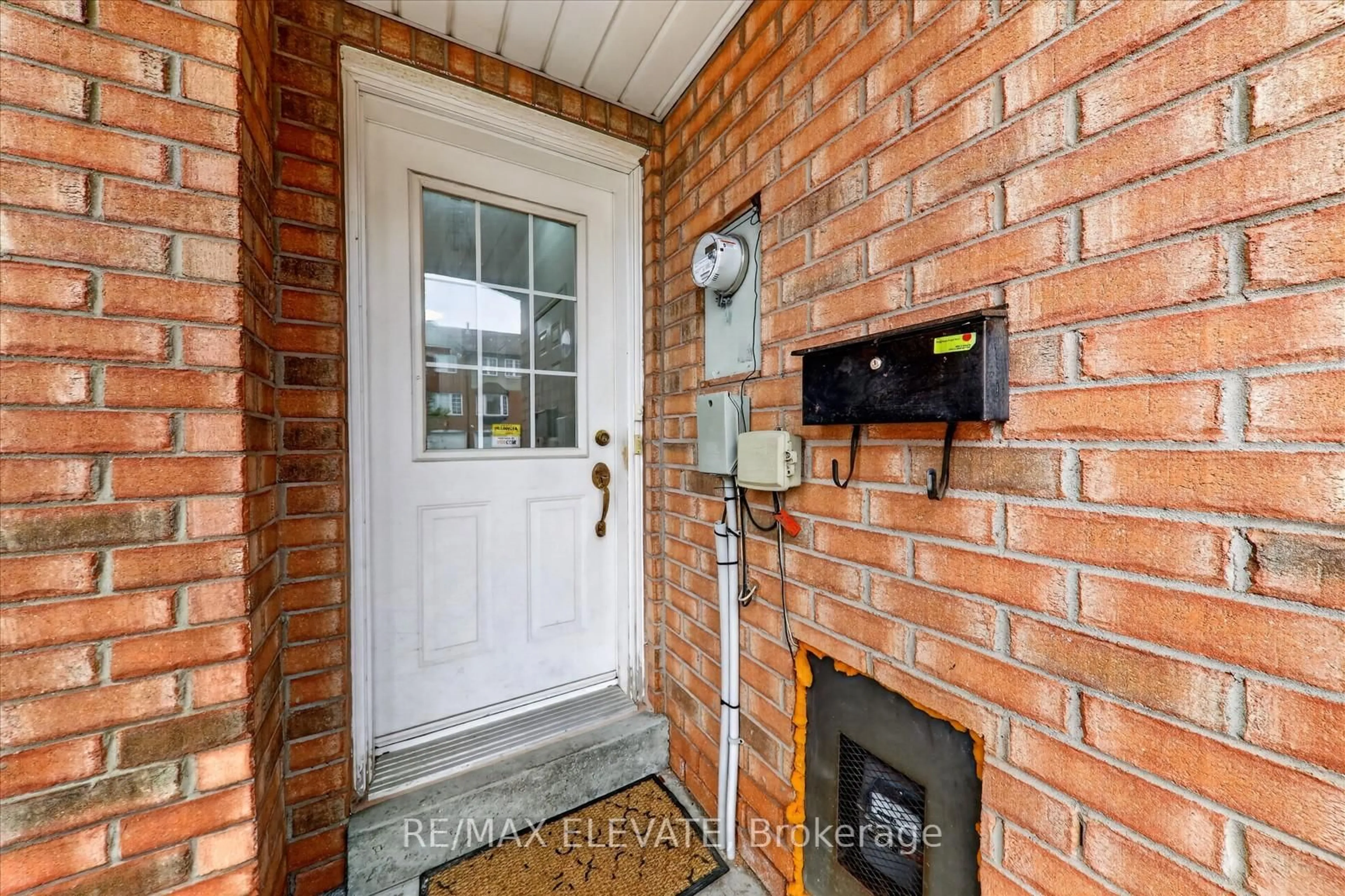 Indoor entryway for 99 Sufi Cres, Toronto Ontario M4A 2X2
