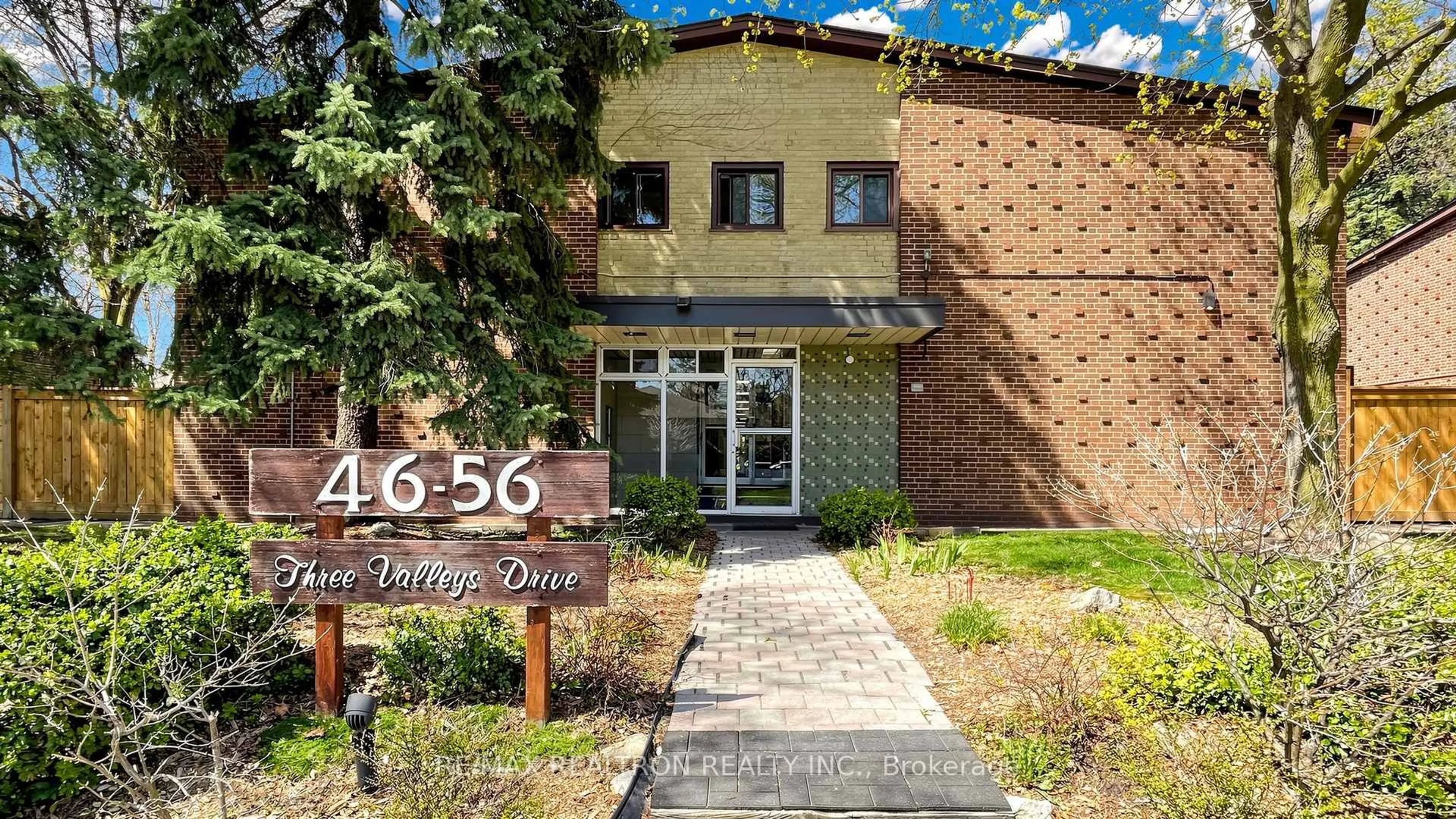Indoor foyer for 52 Three Valleys Dr #2, Toronto Ontario M3A 3B5