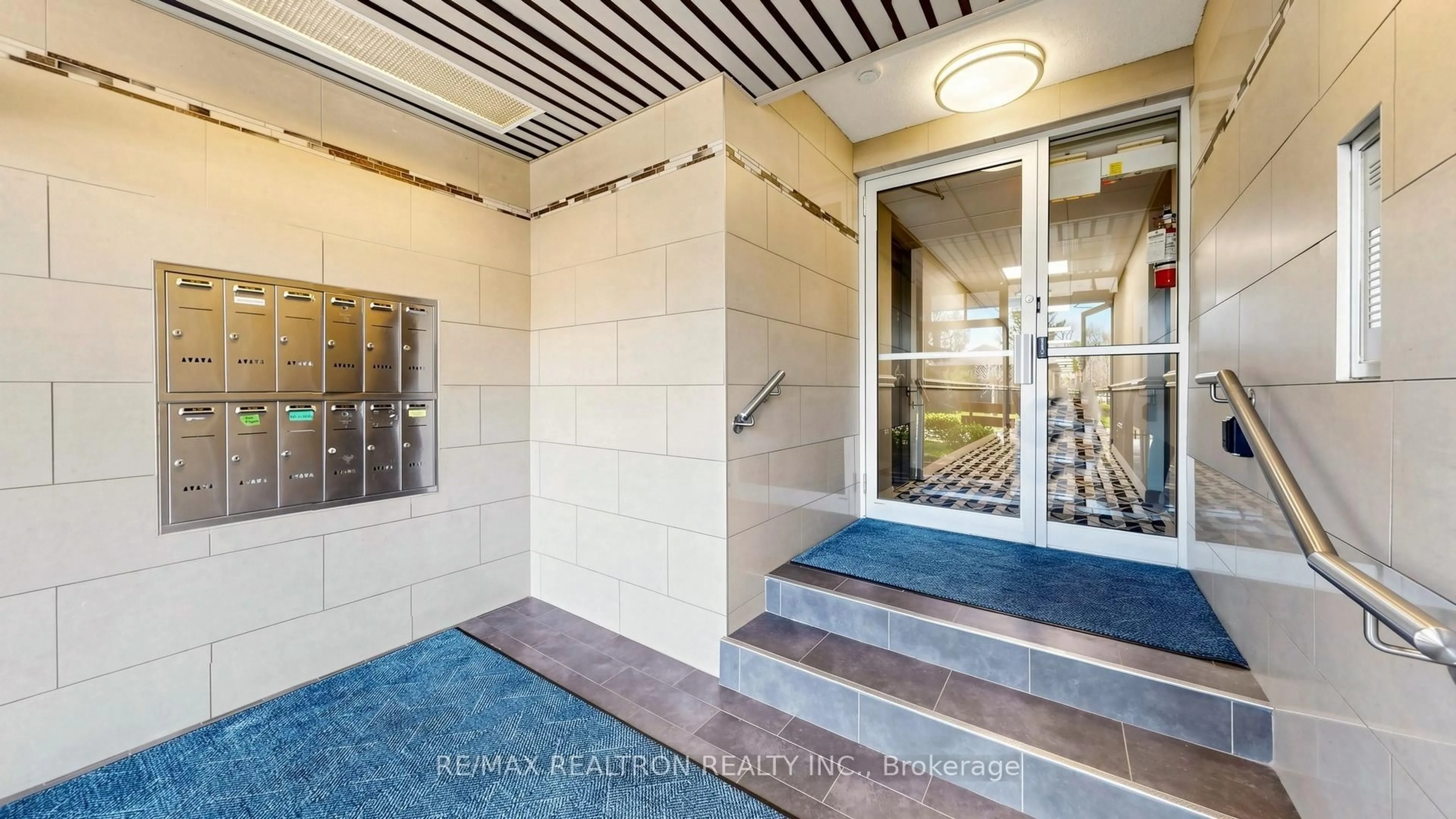 Indoor foyer for 52 Three Valleys Dr #2, Toronto Ontario M3A 3B5