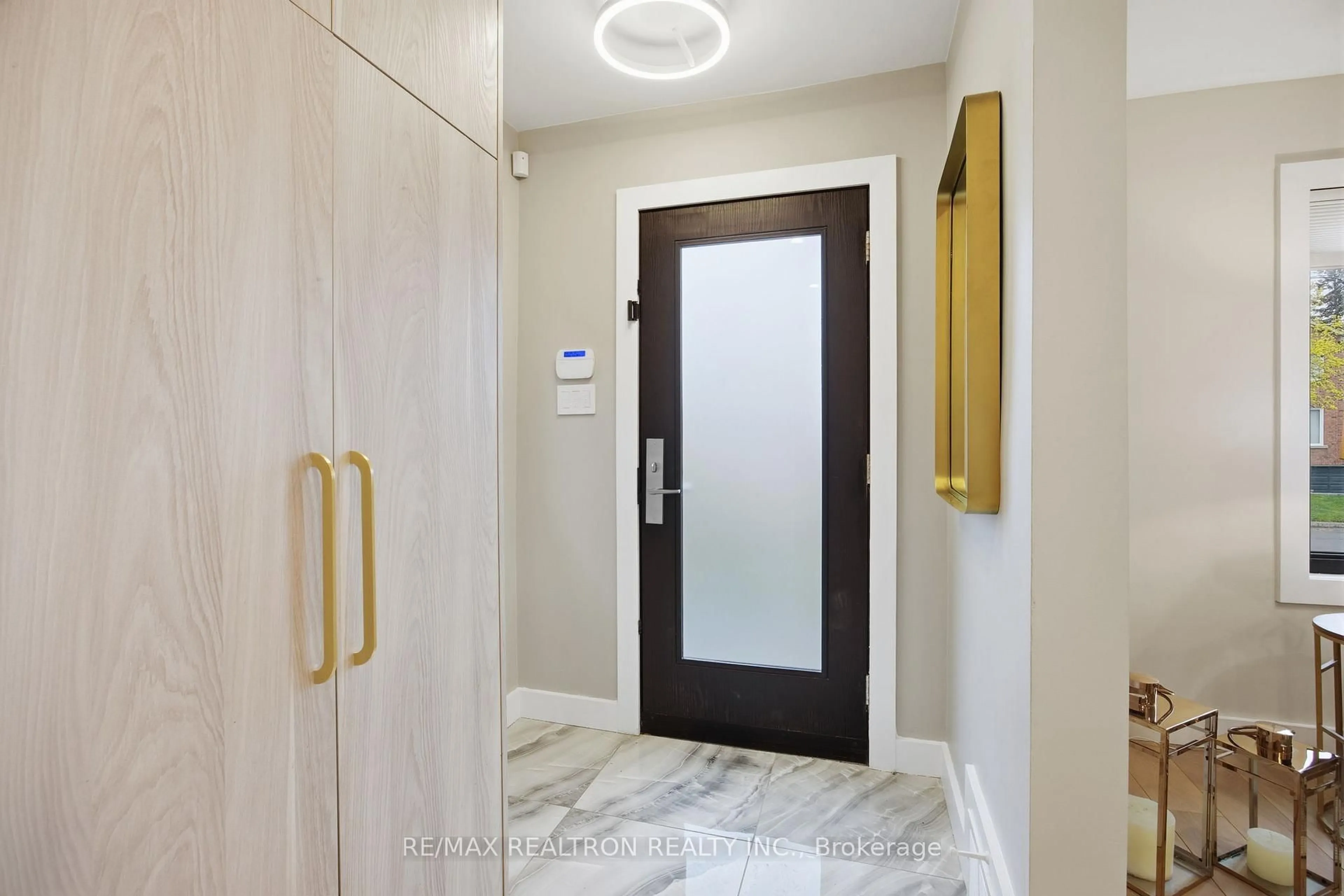 Indoor foyer for 52 Burncrest Dr, Toronto Ontario M5M 2Z5